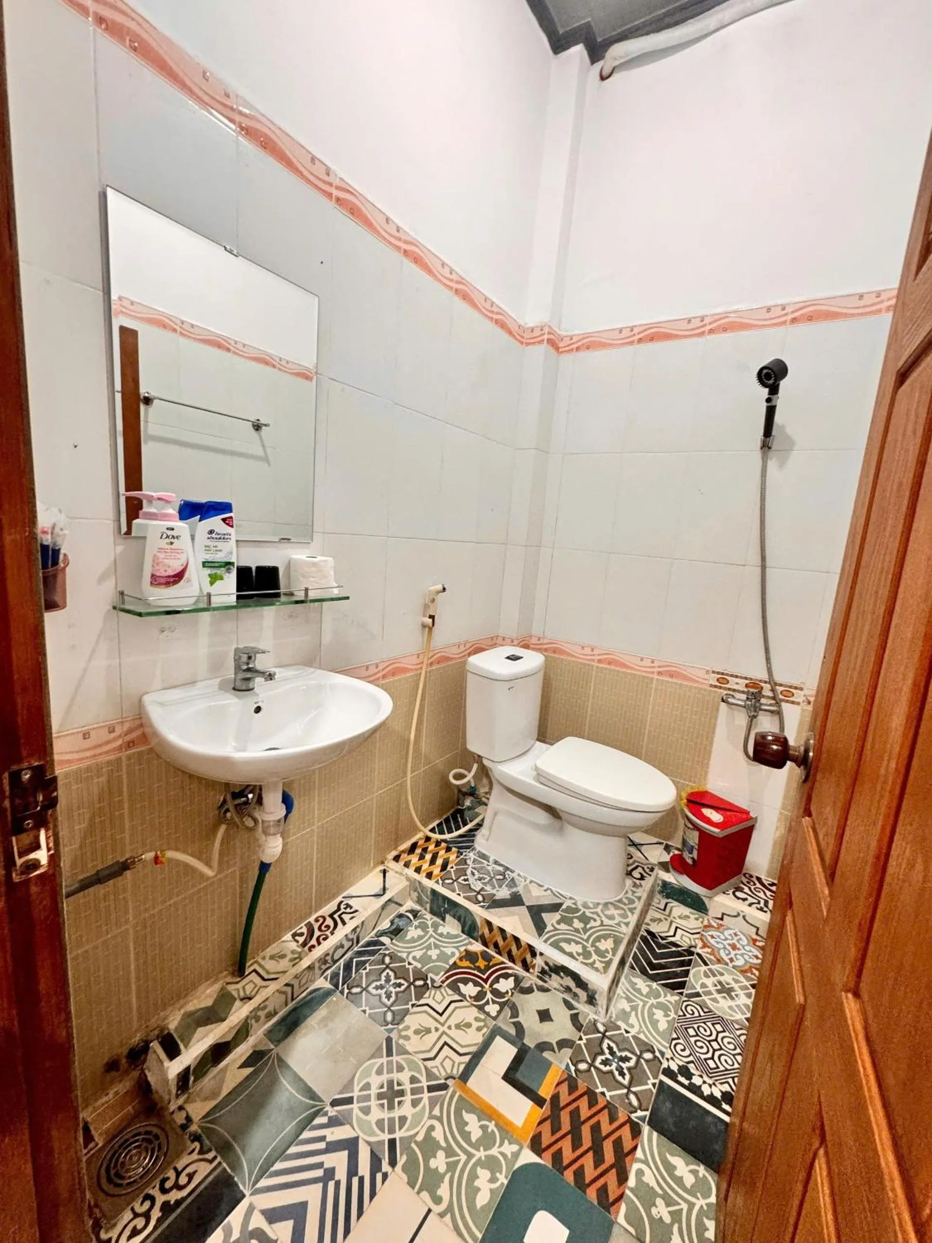 Toilet in Kim Thuy Hotel