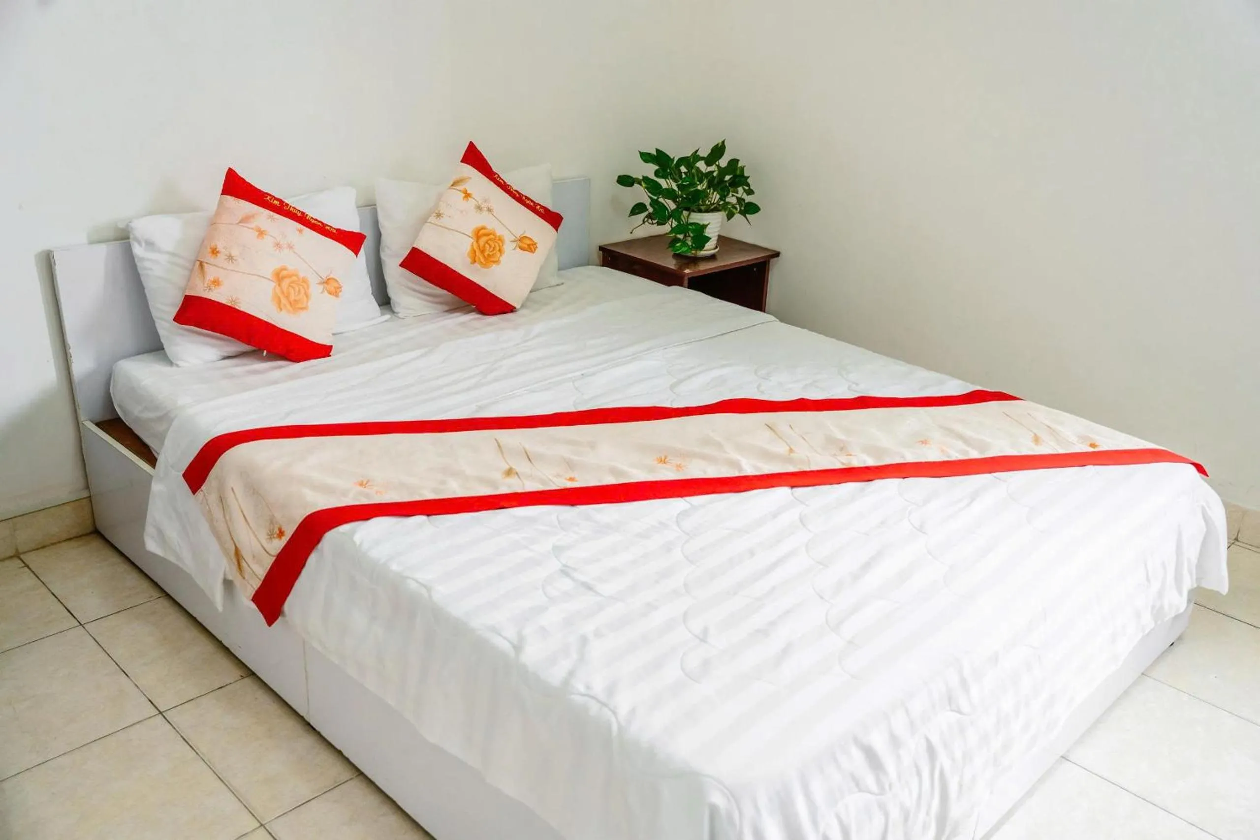 Photo of the whole room, Bed in Kim Thuy Hotel
