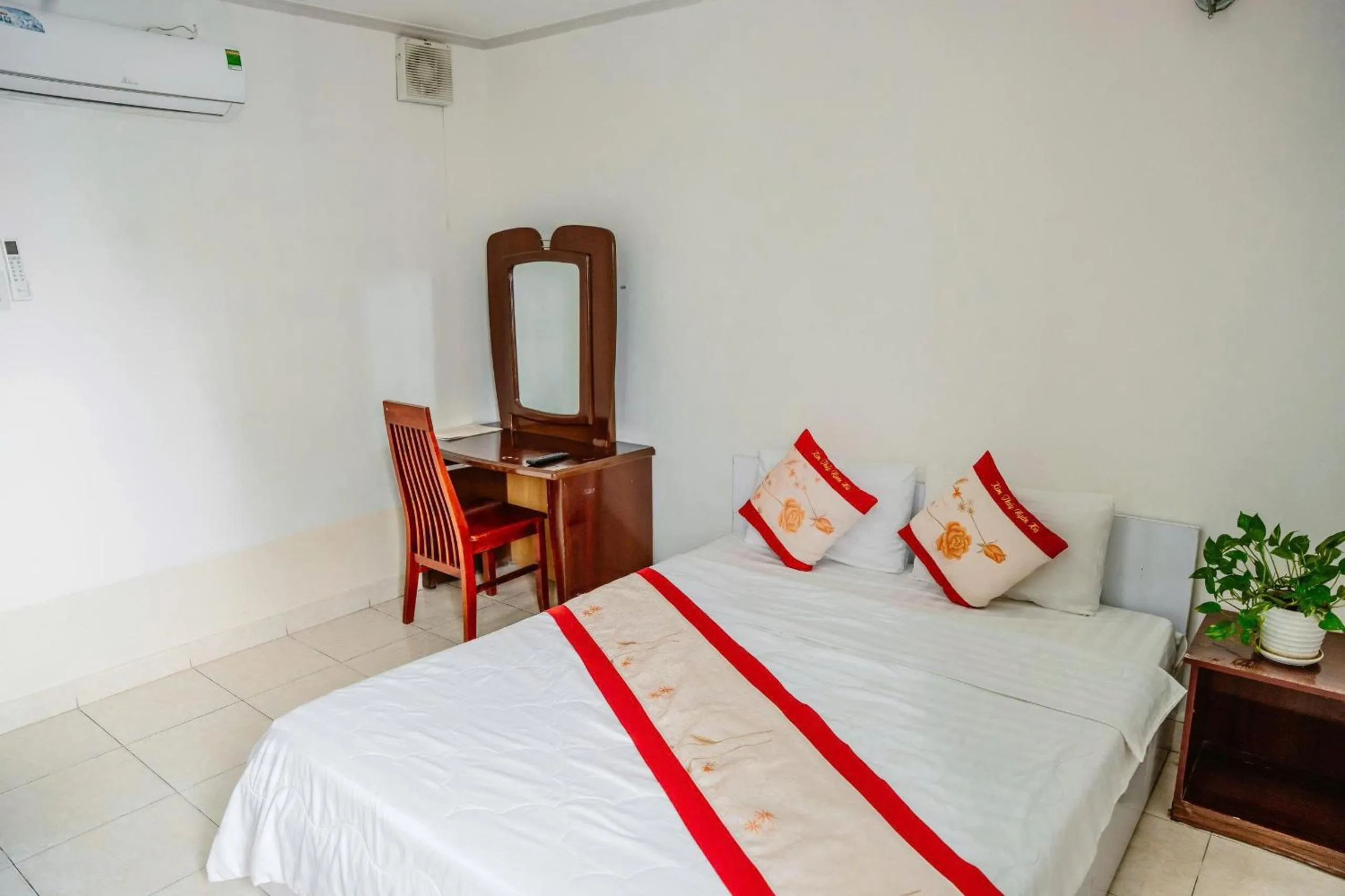 Bed in Kim Thuy Hotel