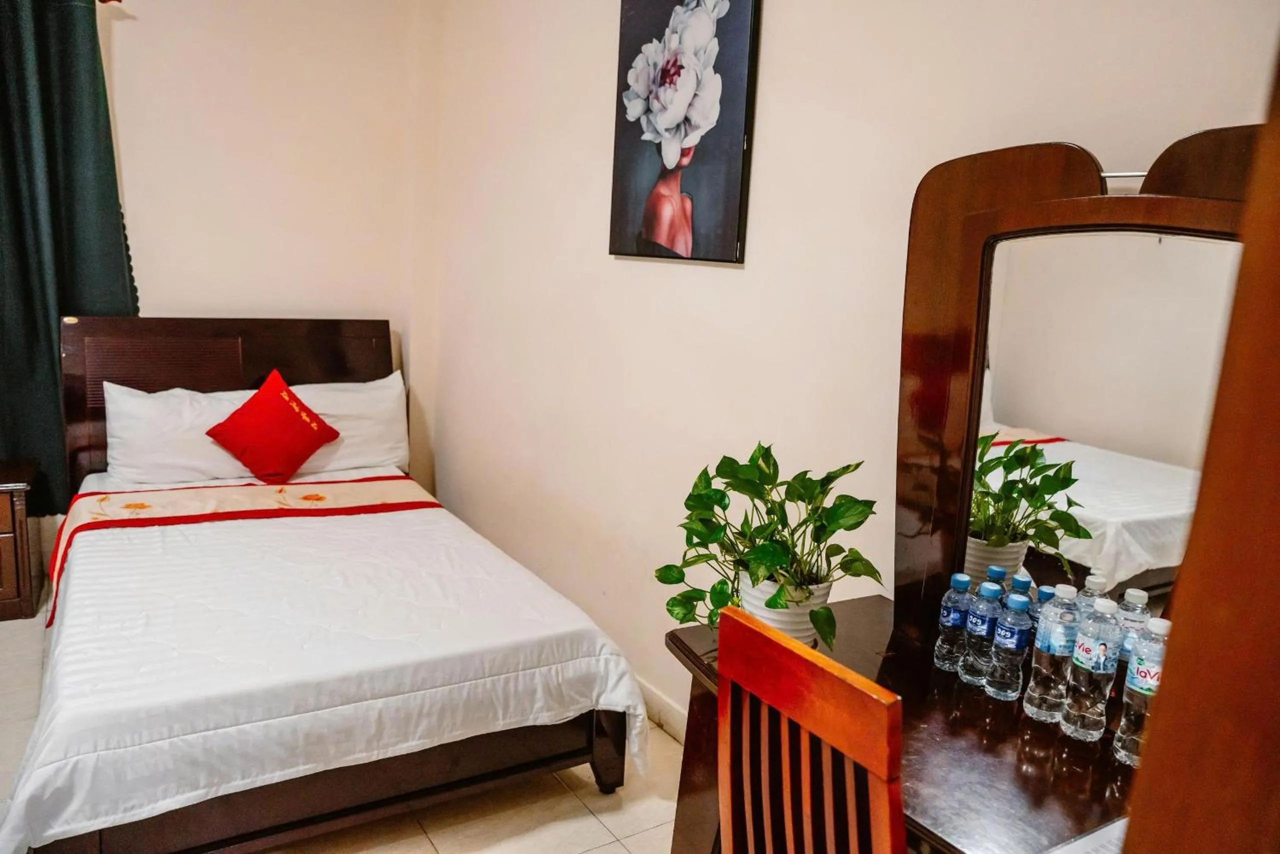 Photo of the whole room, Bed in Kim Thuy Hotel