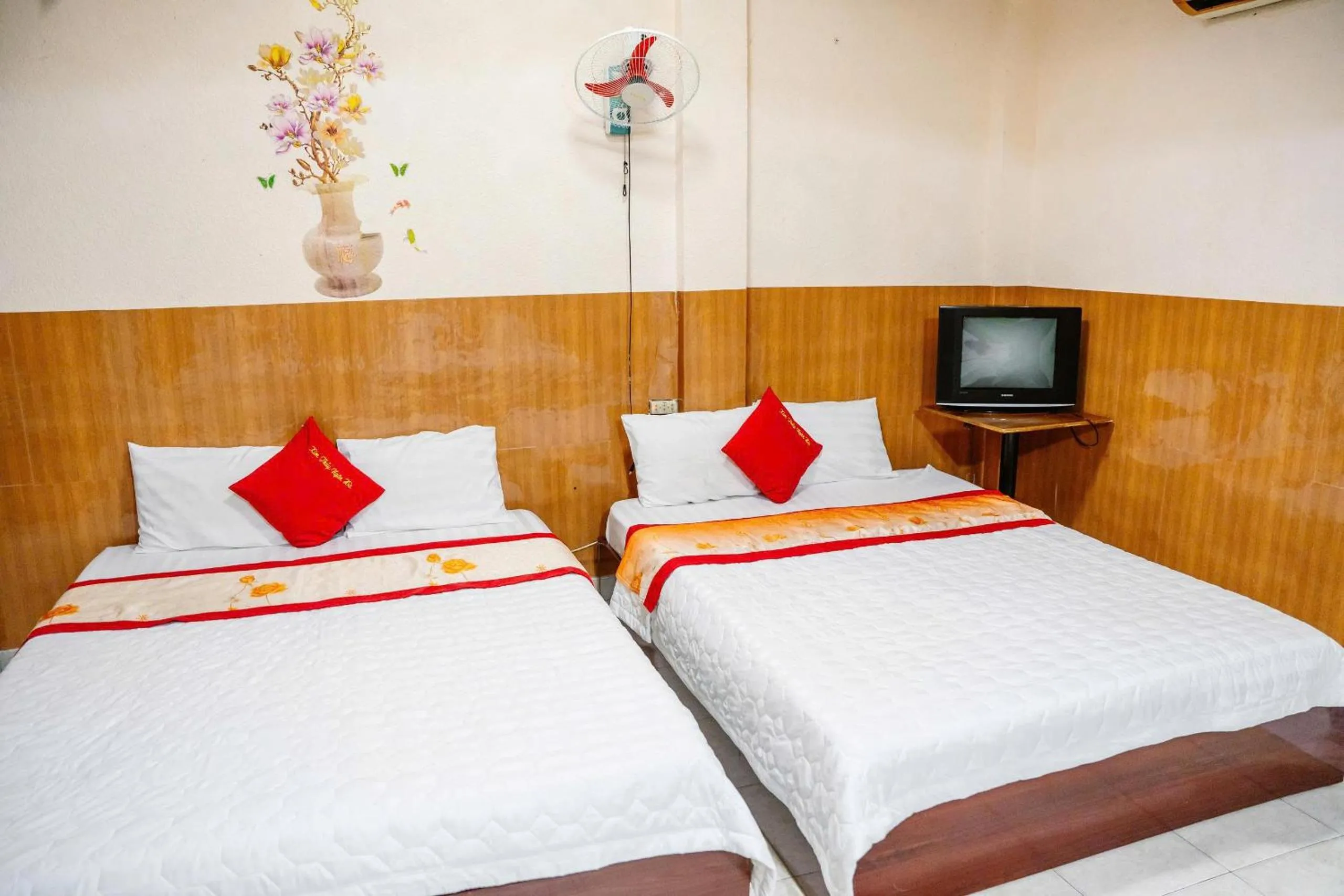Photo of the whole room, Bed in Kim Thuy Hotel