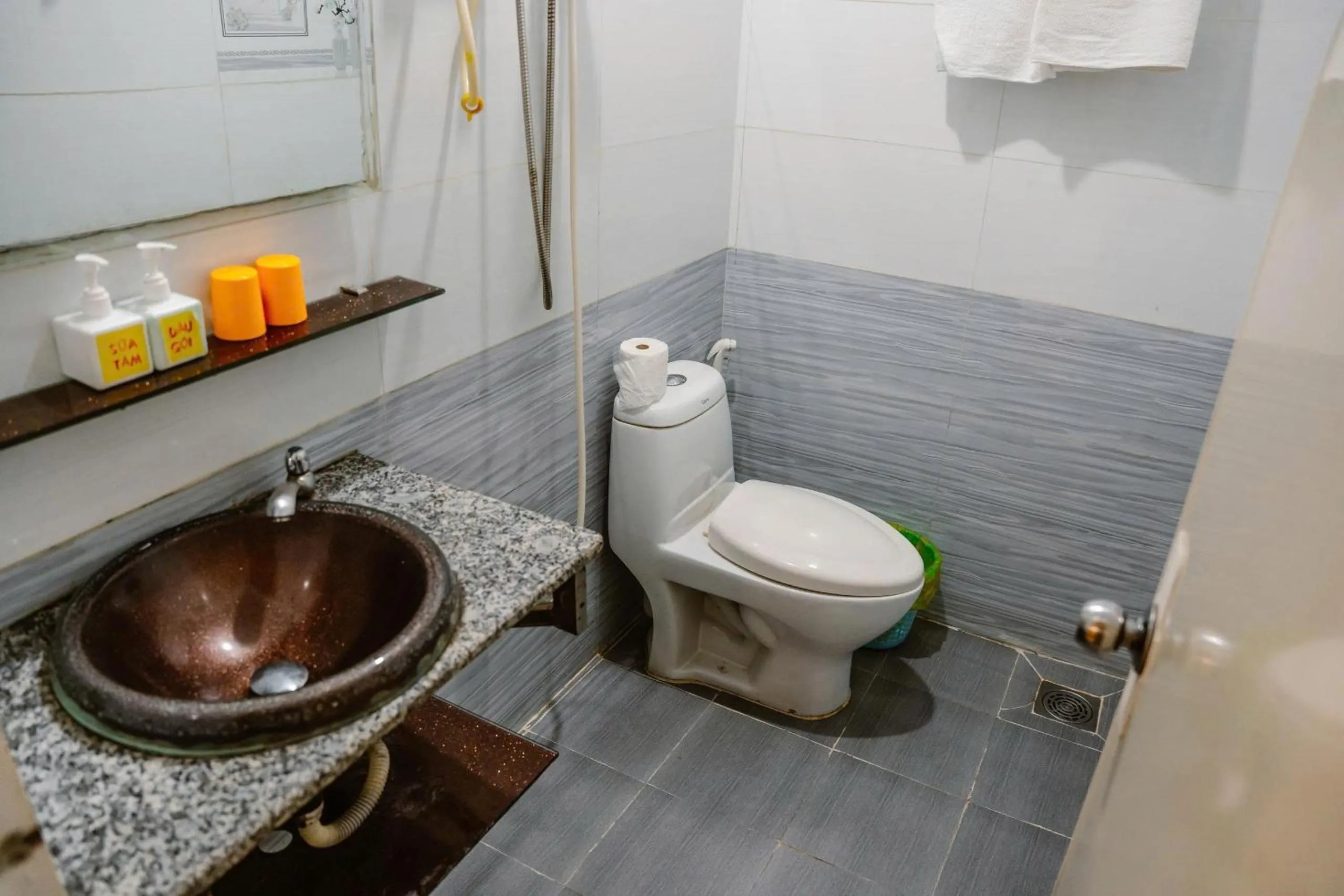 Toilet in Kim Thuy Hotel