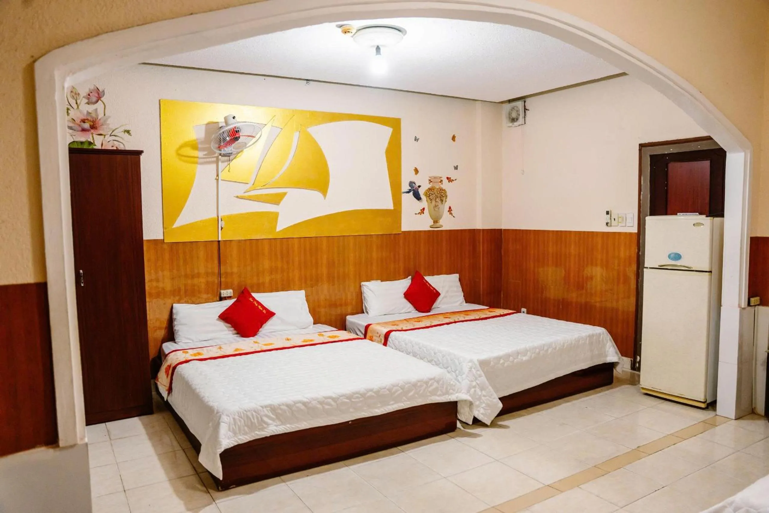 Photo of the whole room, Bed in Kim Thuy Hotel
