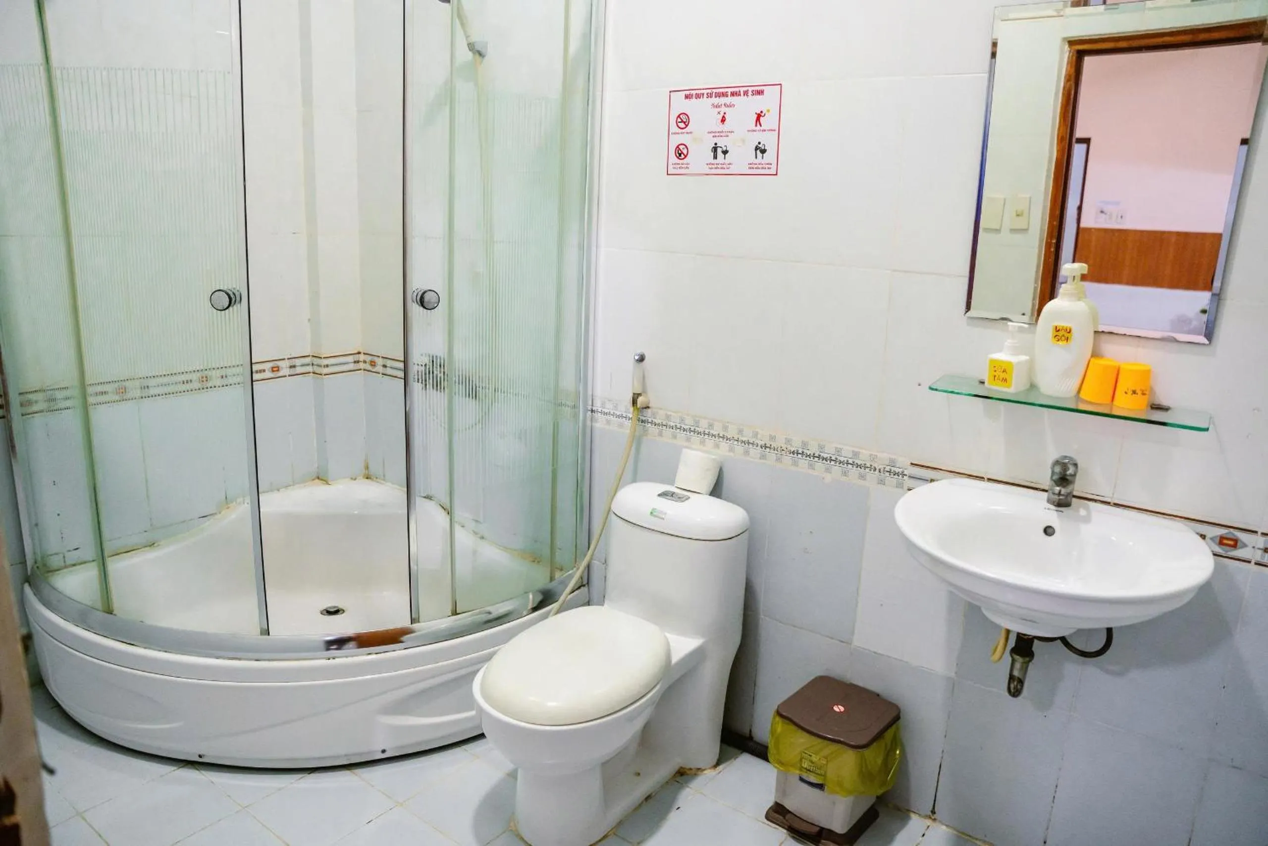 Toilet in Kim Thuy Hotel