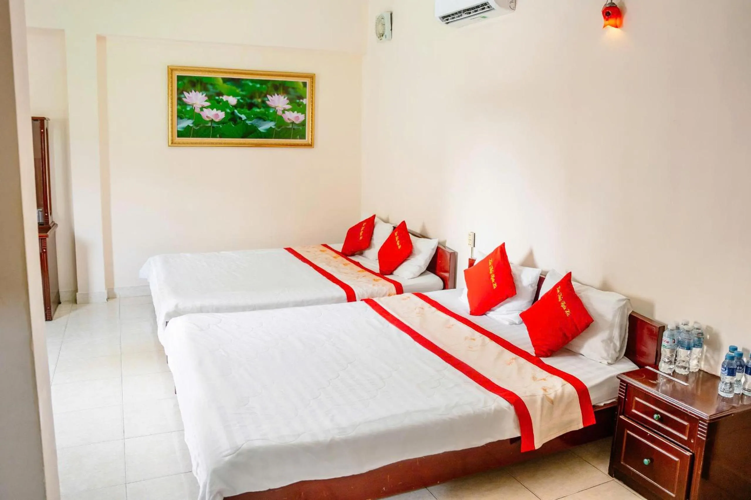Photo of the whole room, Bed in Kim Thuy Hotel