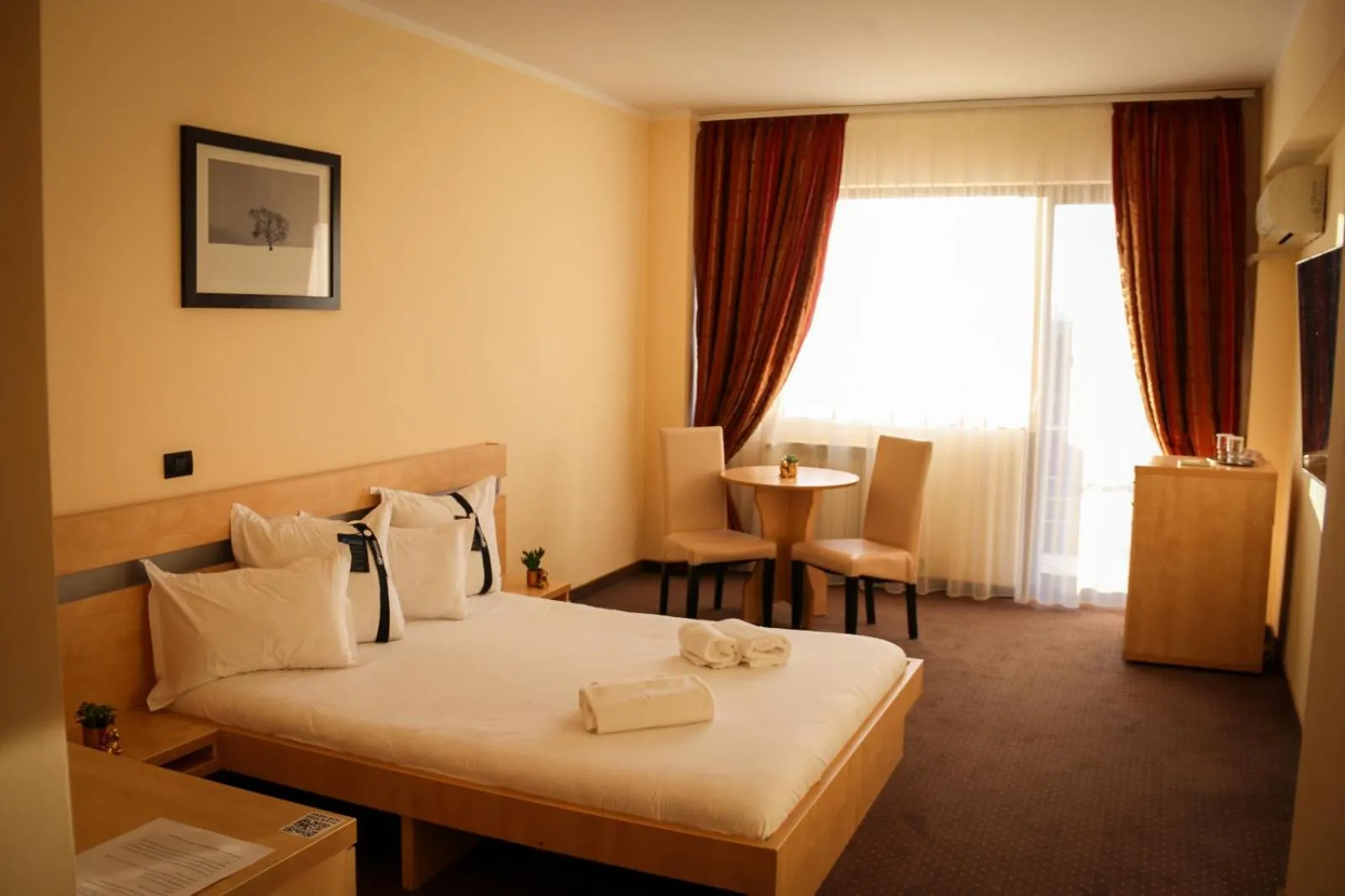 Dining area, Bed in Hotel Clipa