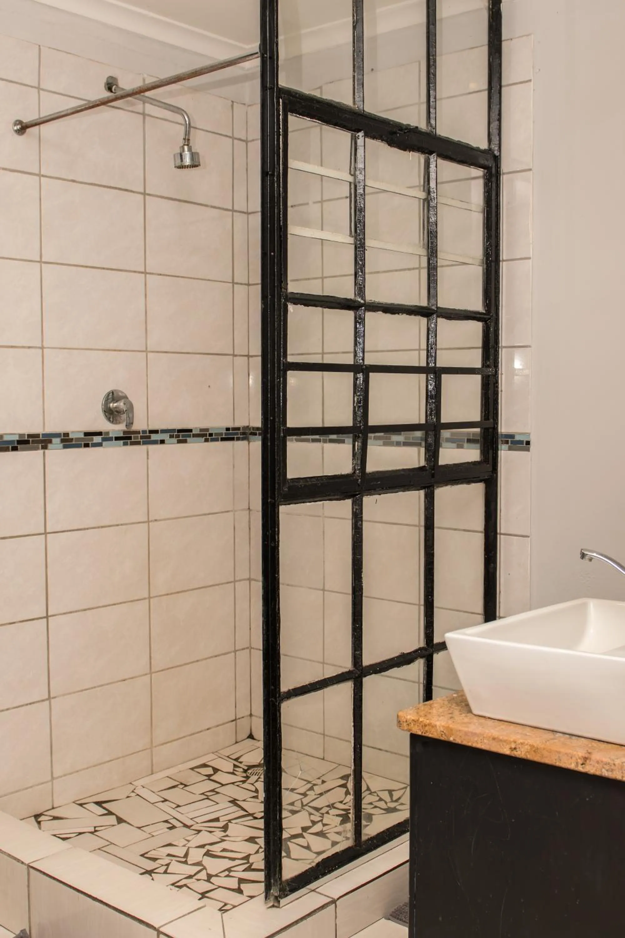 Shower in Mauya Guesthouse