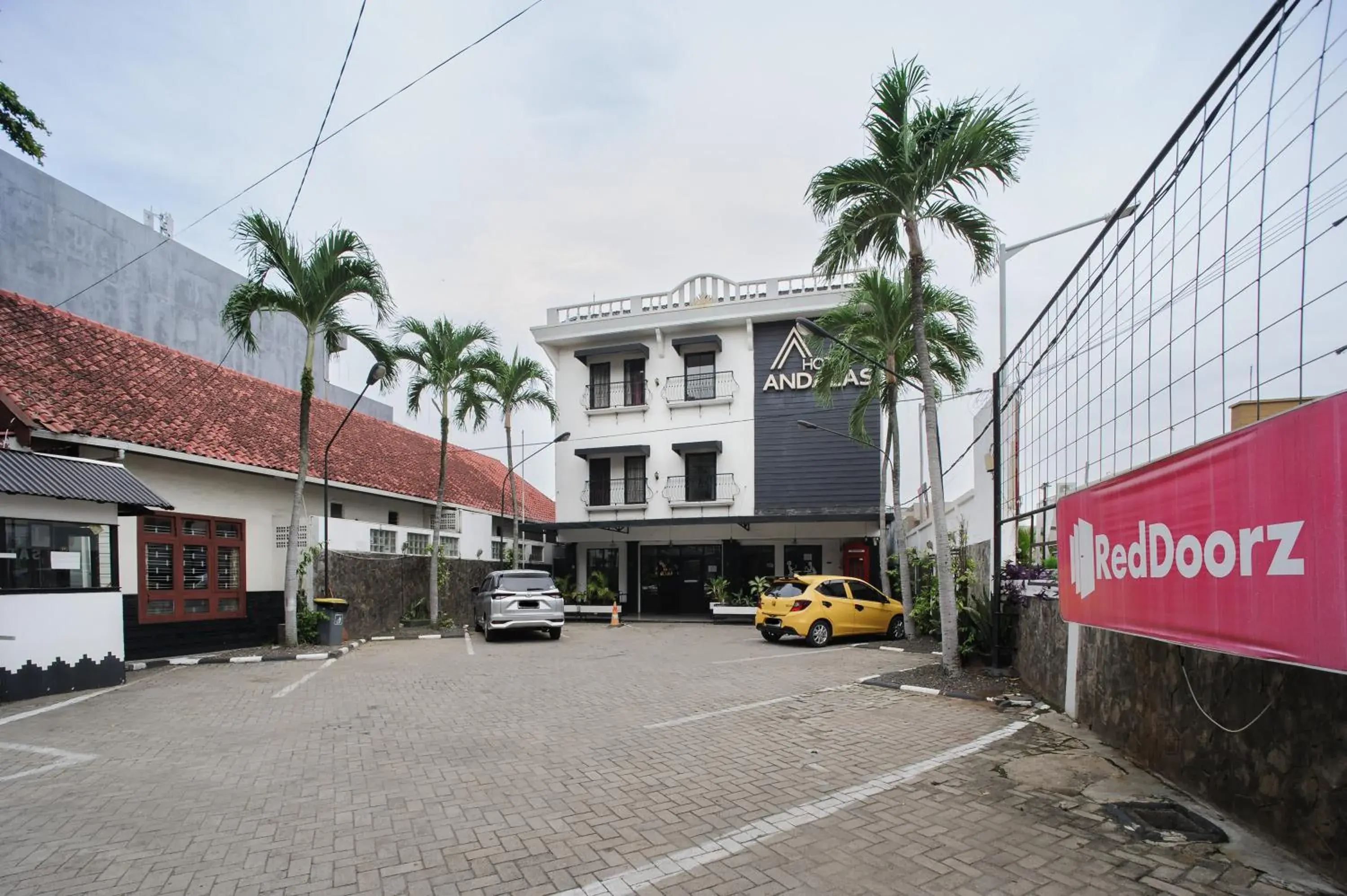 Property building in RedDoorz Plus @ Jalan Raden Intan Lampung Property building in RedDoorz Plus @ Jalan Raden Intan Lampung