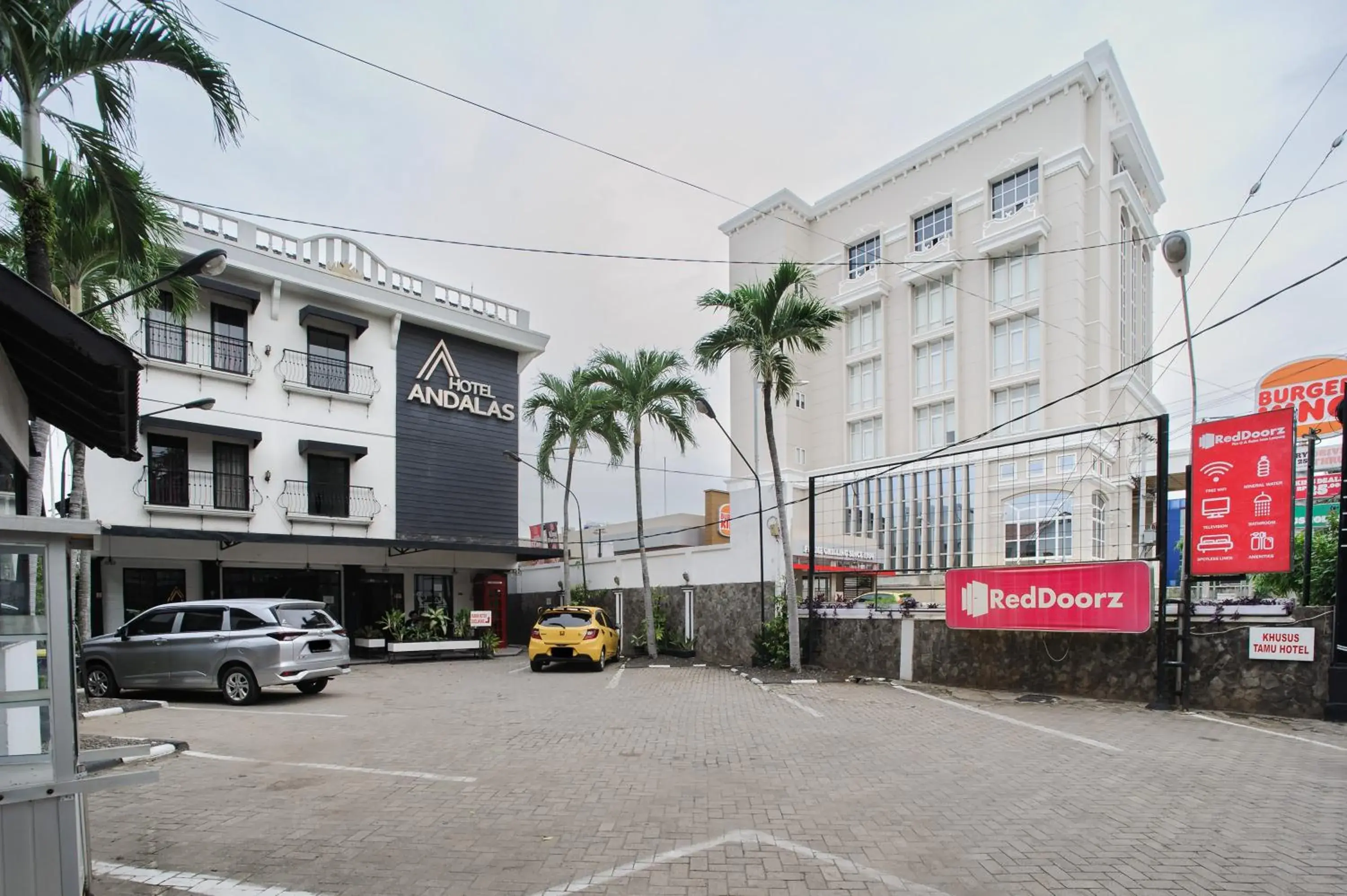 Property building in RedDoorz Plus @ Jalan Raden Intan Lampung Property building in RedDoorz Plus @ Jalan Raden Intan Lampung