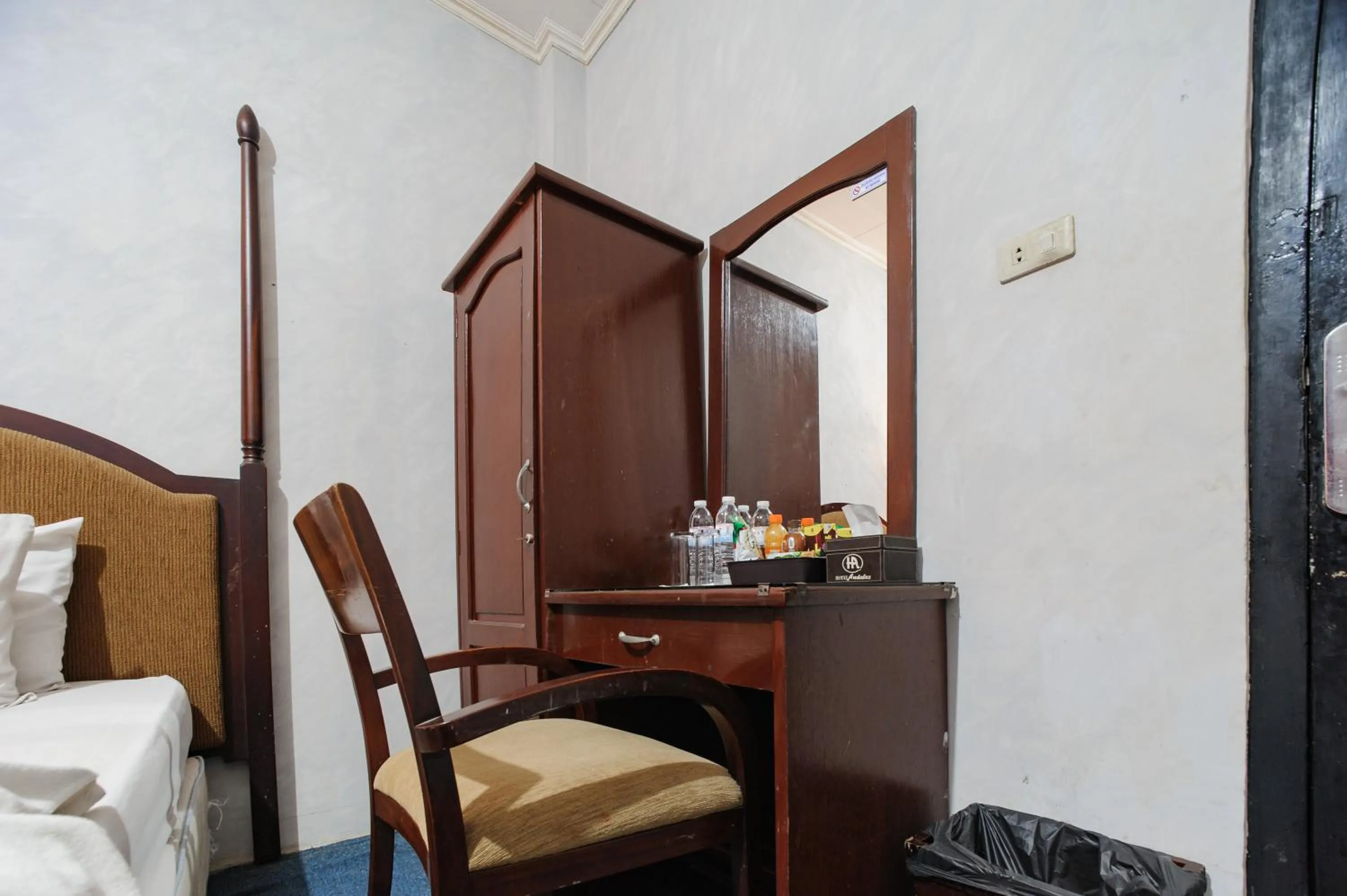 wardrobe, Bed in RedDoorz Plus @ Jalan Raden Intan Lampung