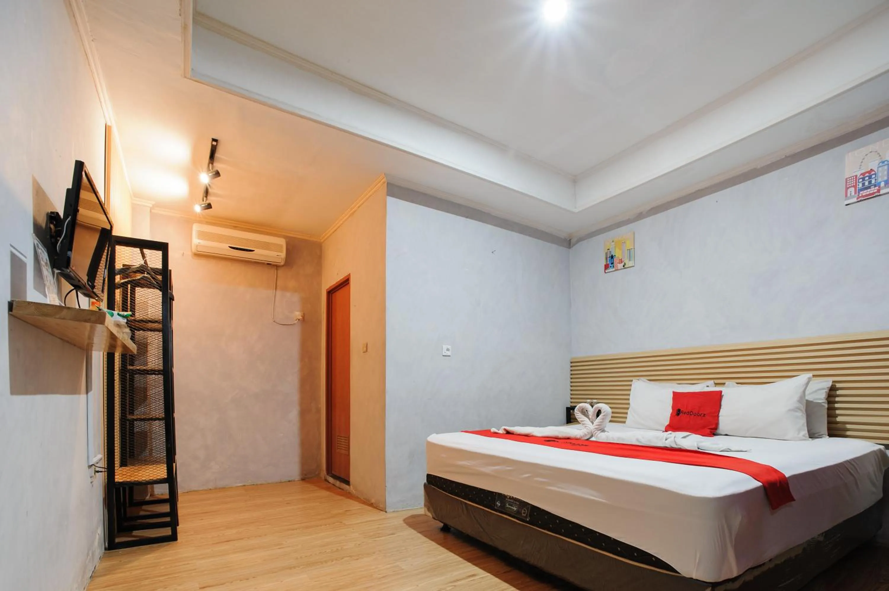 Bedroom, Bed in RedDoorz Plus @ Jalan Raden Intan Lampung