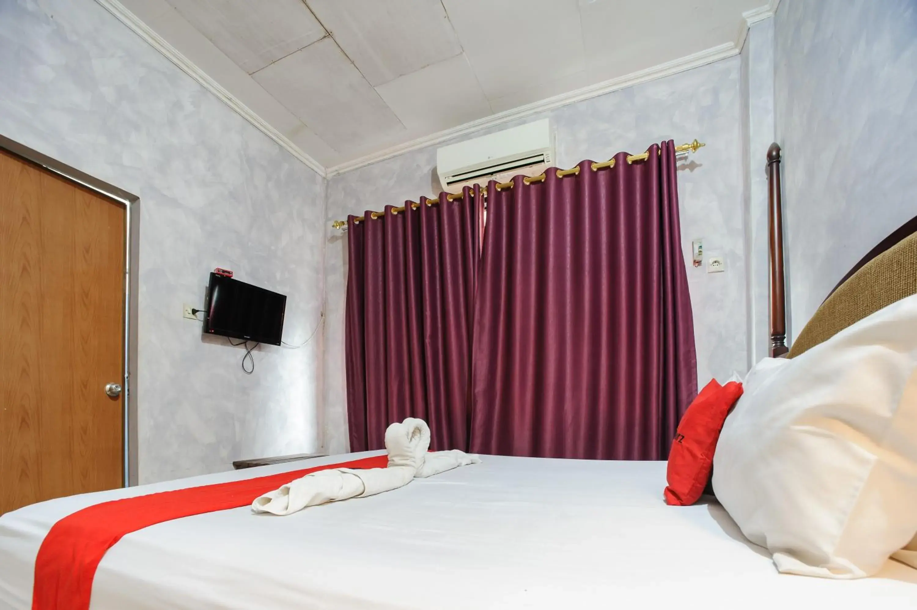 Bedroom, Bed in RedDoorz Plus @ Jalan Raden Intan Lampung Bedroom, Bed in RedDoorz Plus @ Jalan Raden Intan Lampung