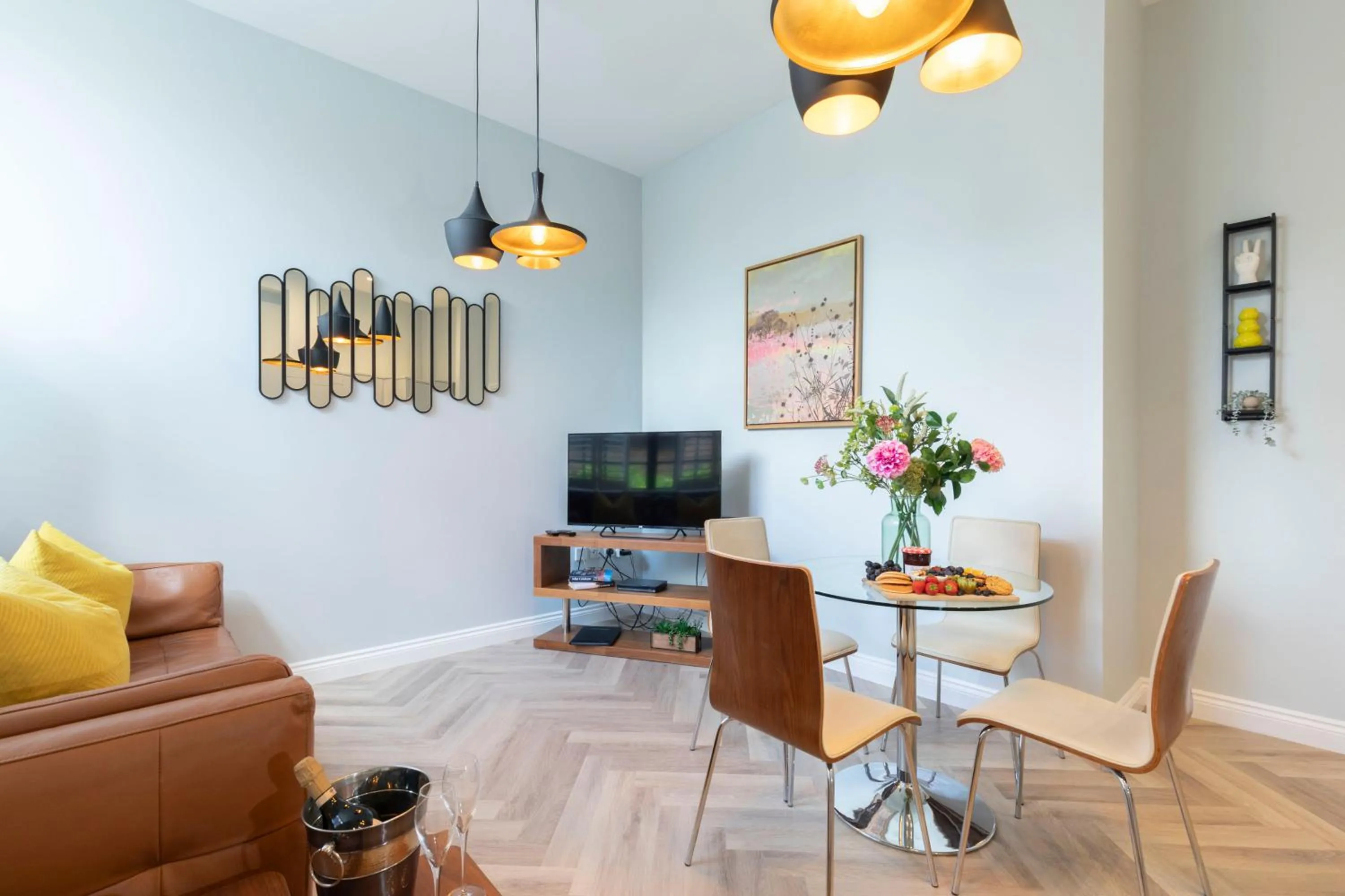 TV and multimedia in Elliot Oliver - Stylish 2 Bedroom Town Centre Apartment