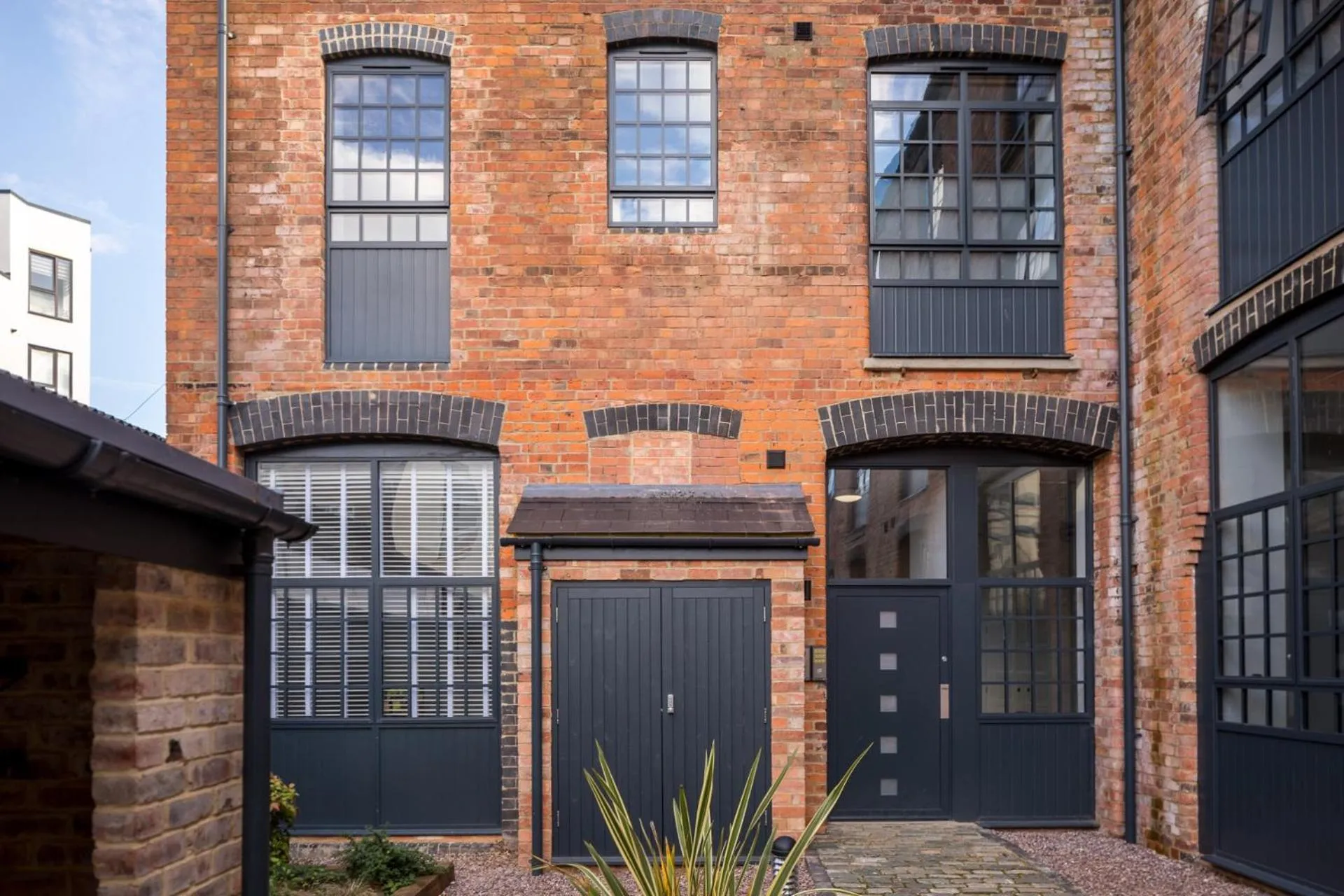 Property building in Elliot Oliver - Stylish 2 Bedroom Town Centre Apartment