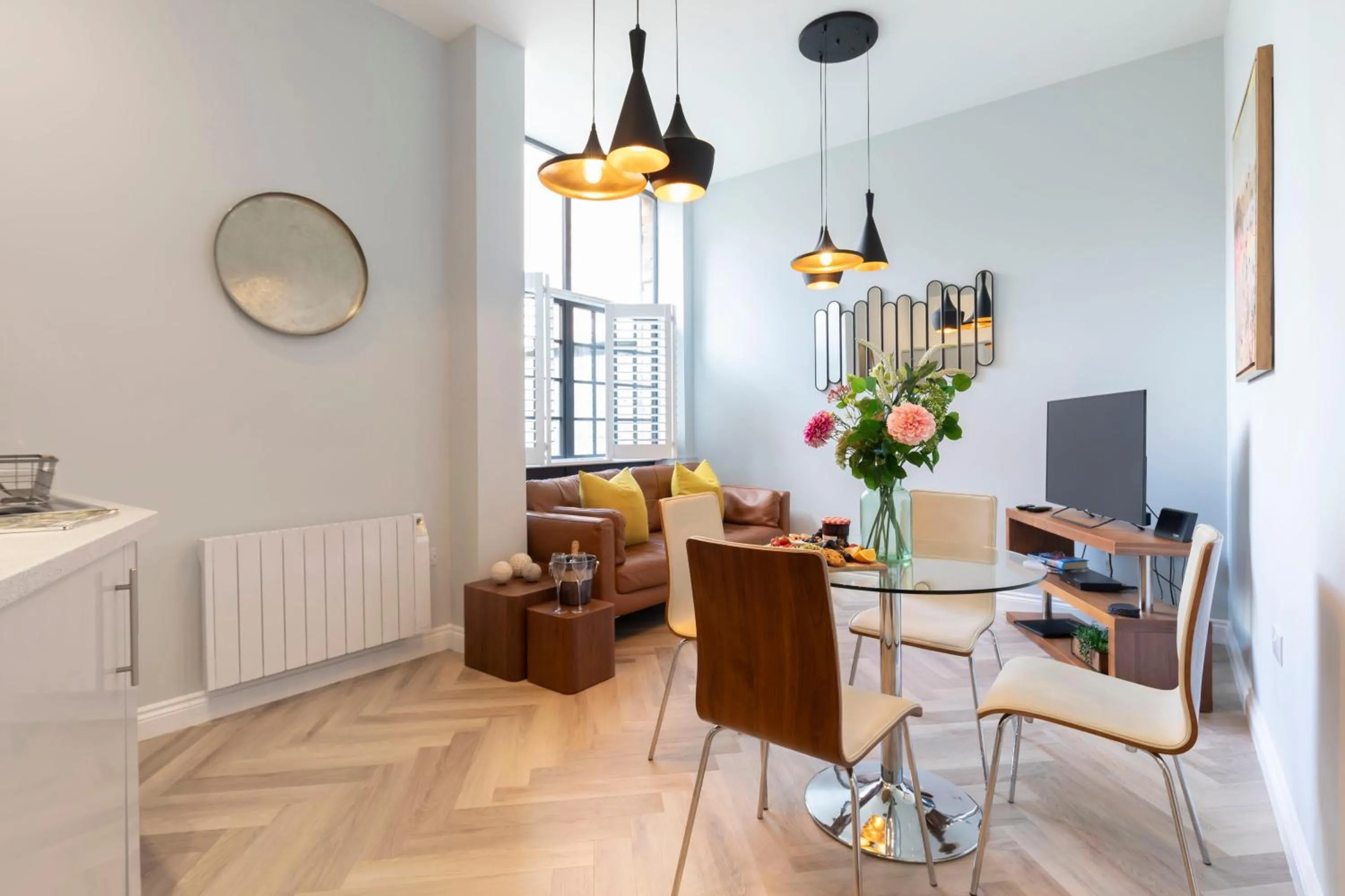 TV and multimedia in Elliot Oliver - Stylish 2 Bedroom Town Centre Apartment