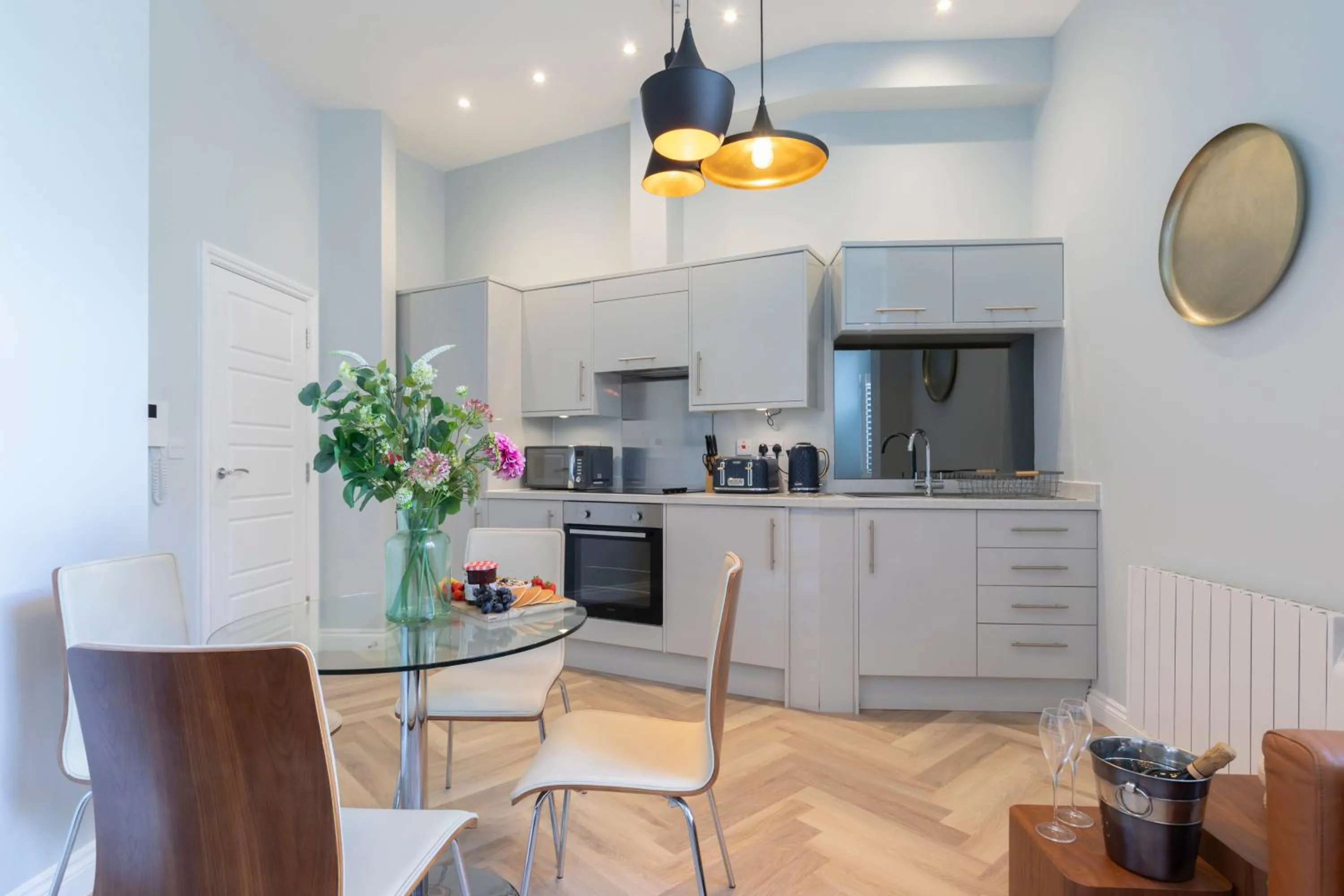Kitchen or kitchenette in Elliot Oliver - Stylish 2 Bedroom Town Centre Apartment