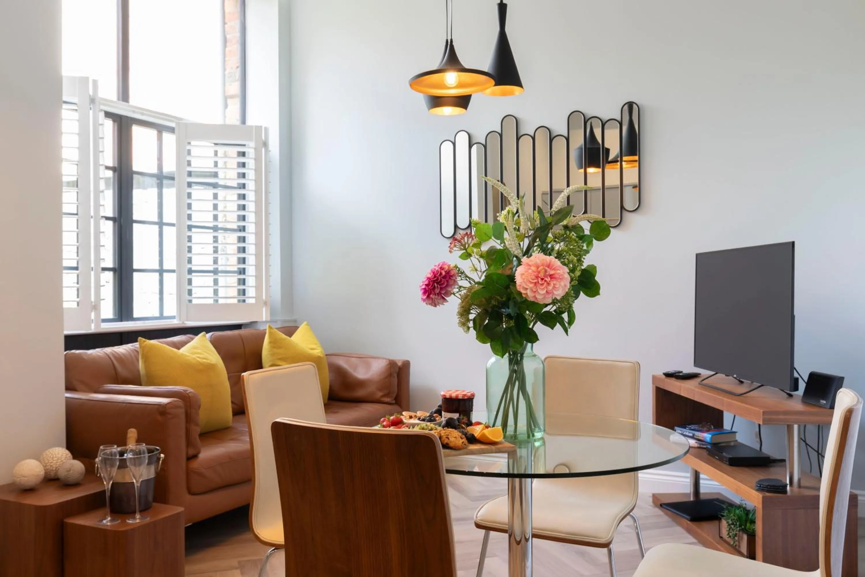TV and multimedia in Elliot Oliver - Stylish 2 Bedroom Town Centre Apartment