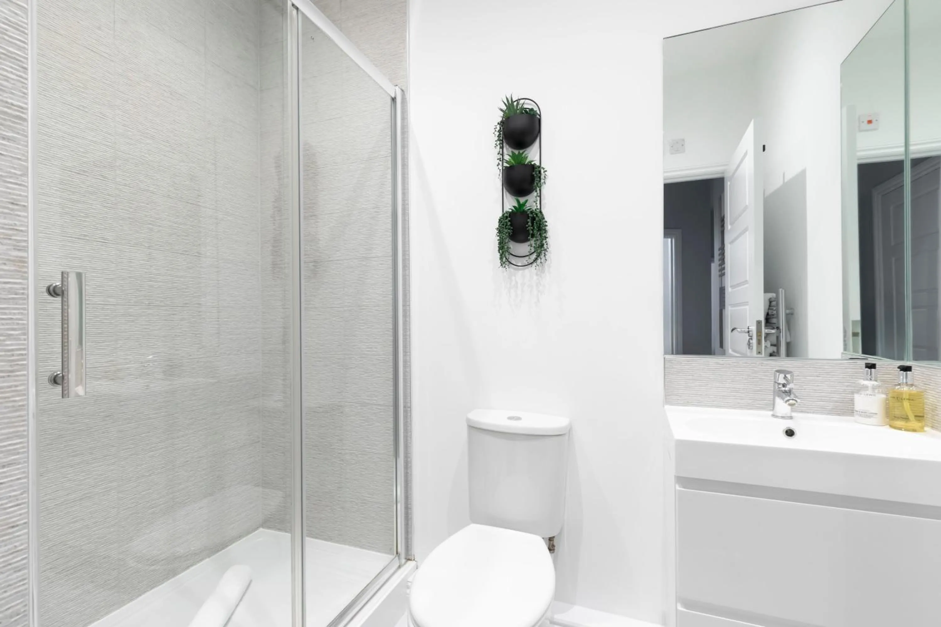 Shower in Elliot Oliver - Stylish 2 Bedroom Town Centre Apartment