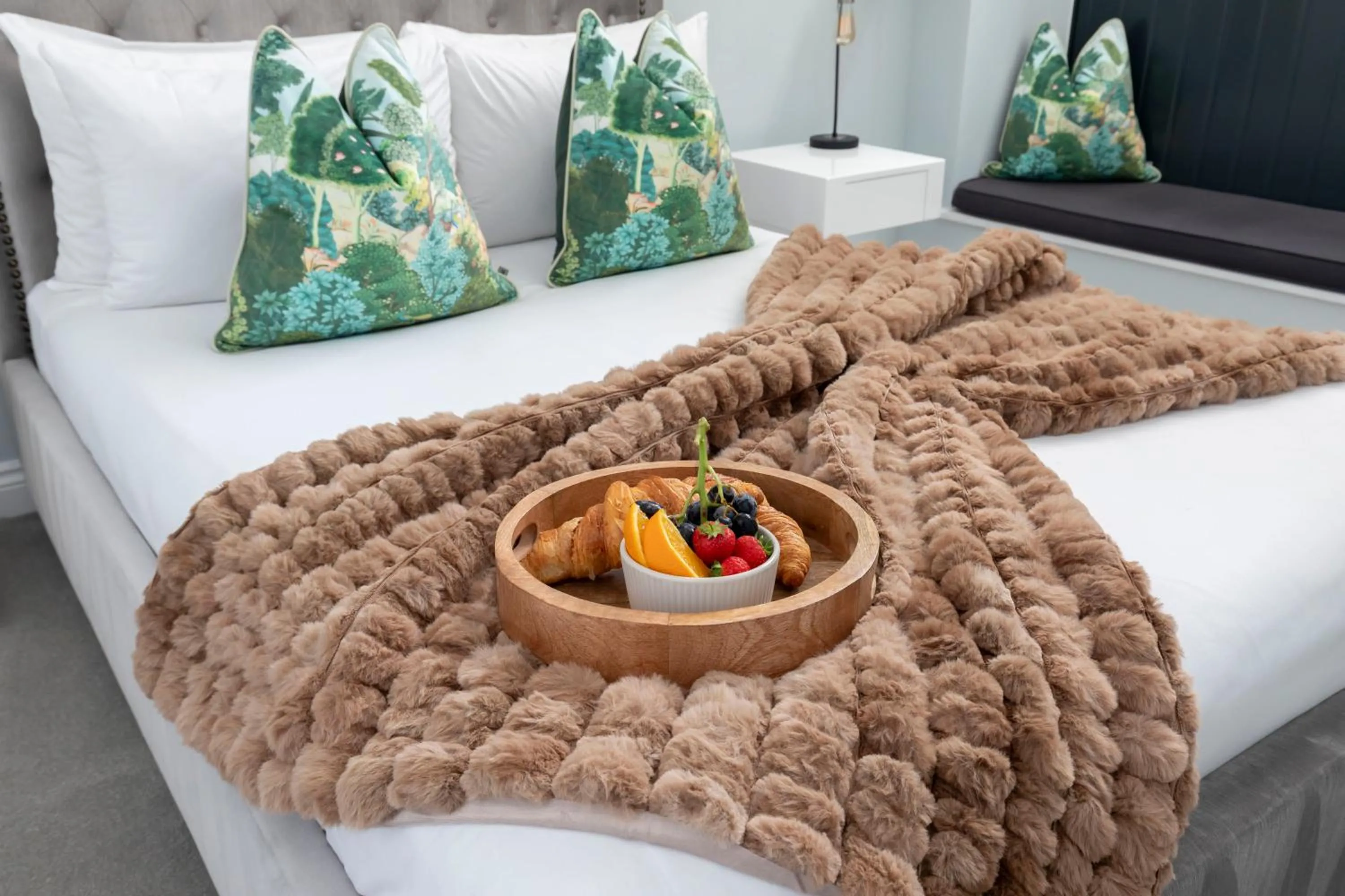 Decorative detail, Bed in Elliot Oliver - Stylish 2 Bedroom Town Centre Apartment