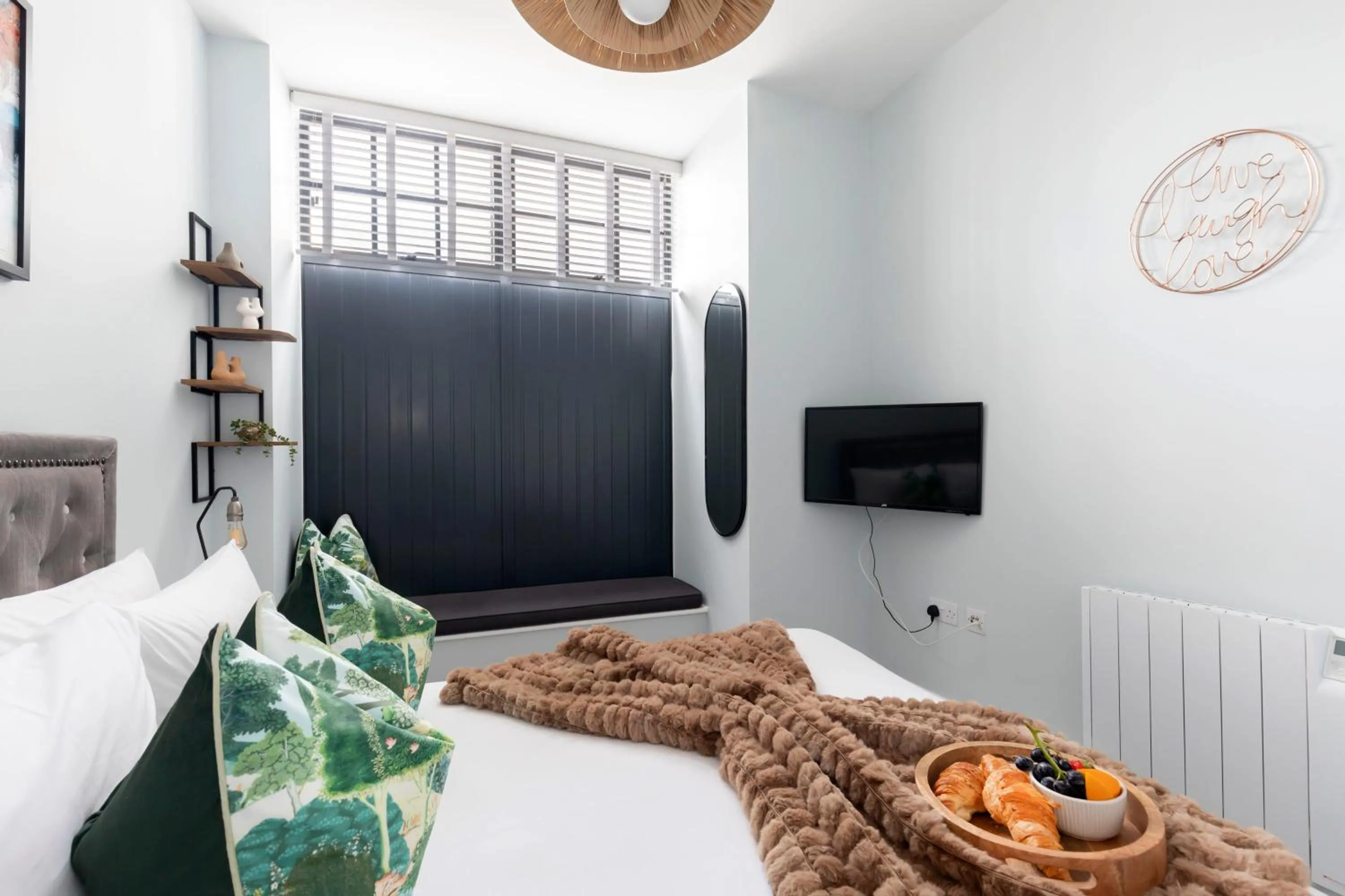 Bed in Elliot Oliver - Stylish 2 Bedroom Town Centre Apartment