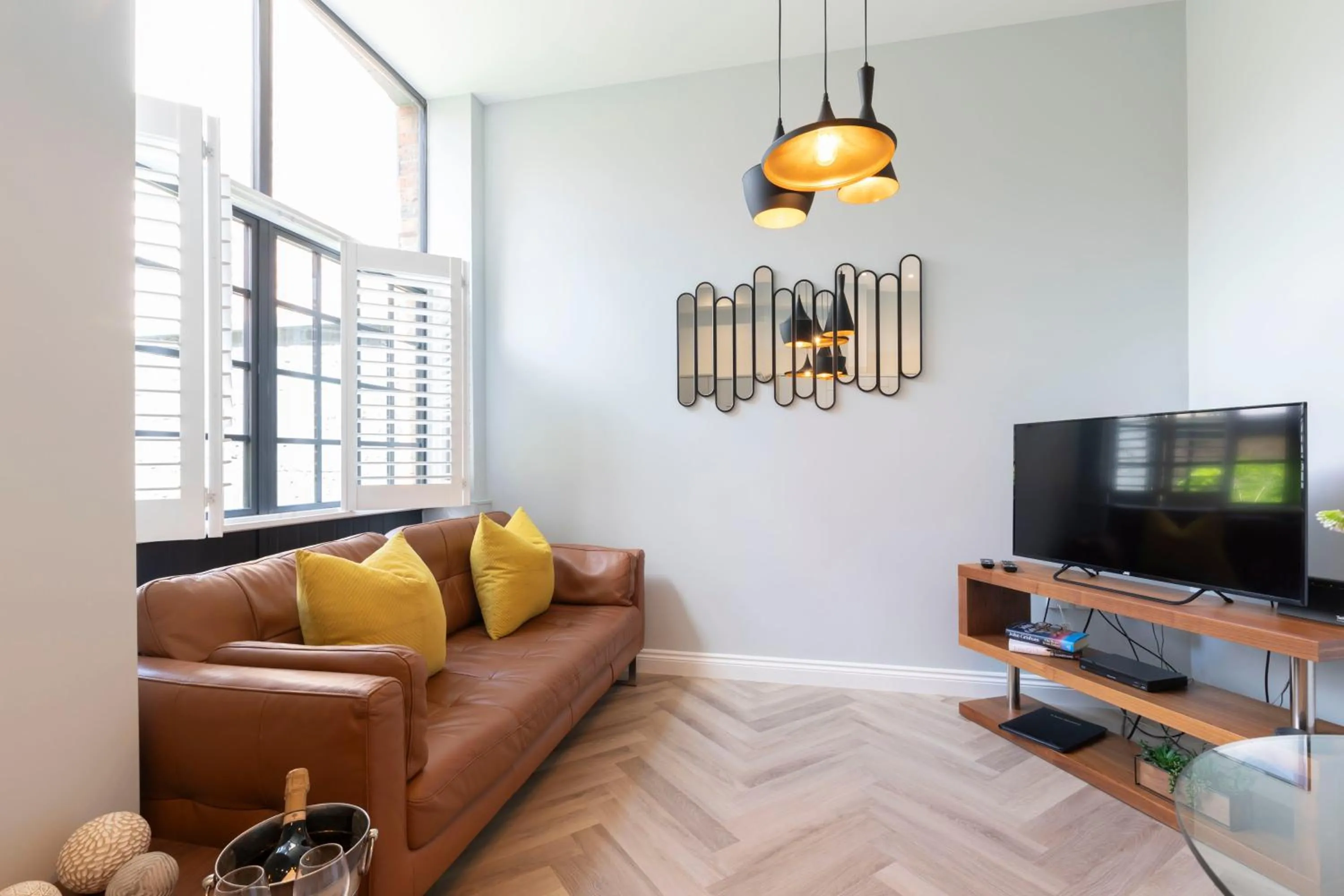TV and multimedia in Elliot Oliver - Stylish 2 Bedroom Town Centre Apartment