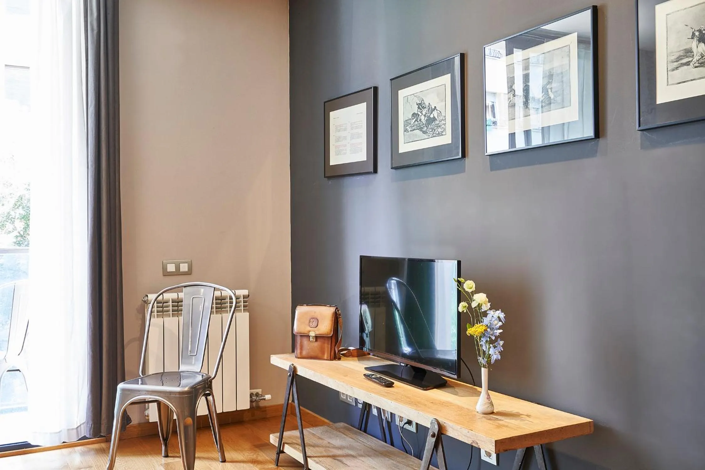 TV and multimedia in AinB Sagrada Familia Apartments