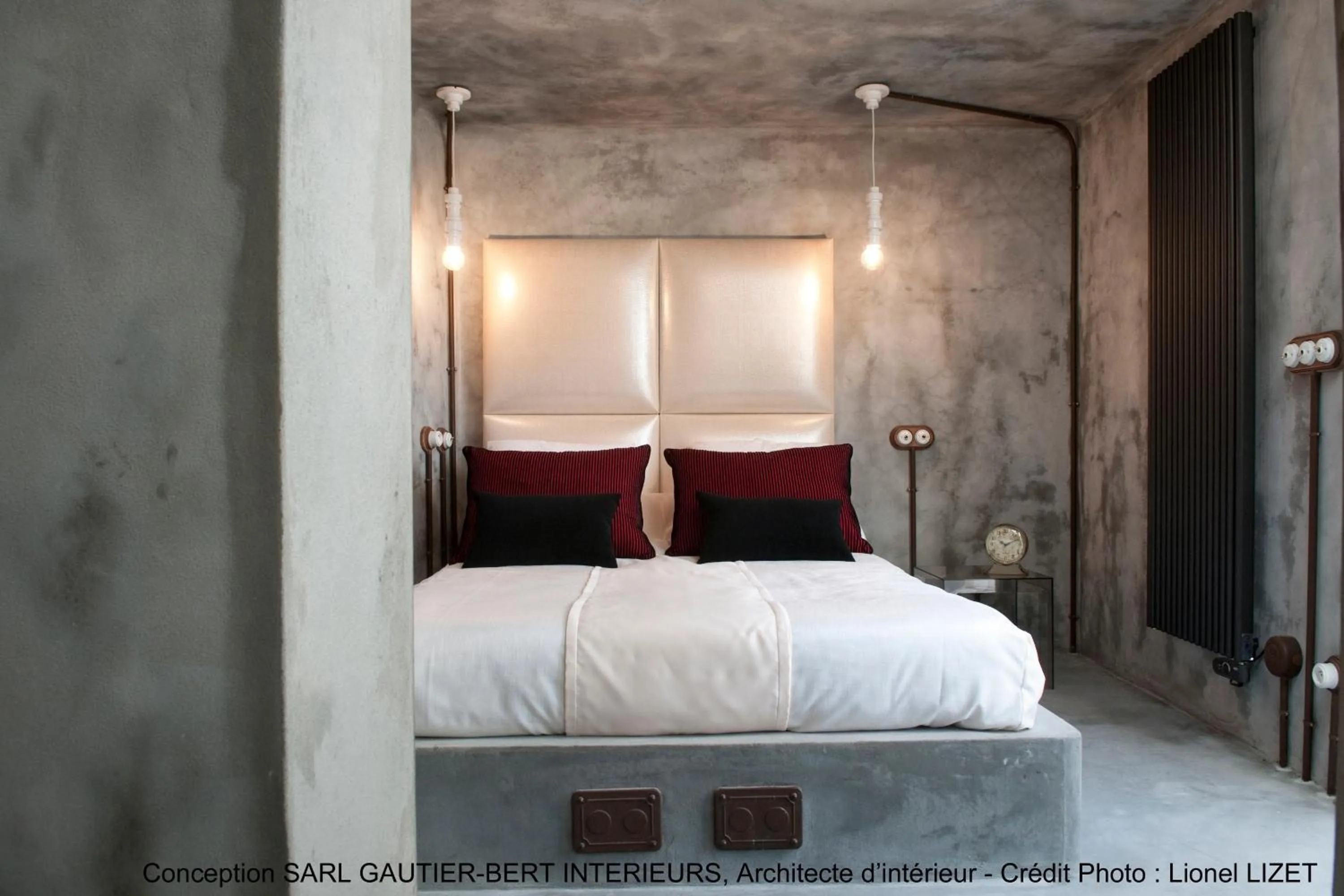 Bed in Chateau La Mothe du Barry