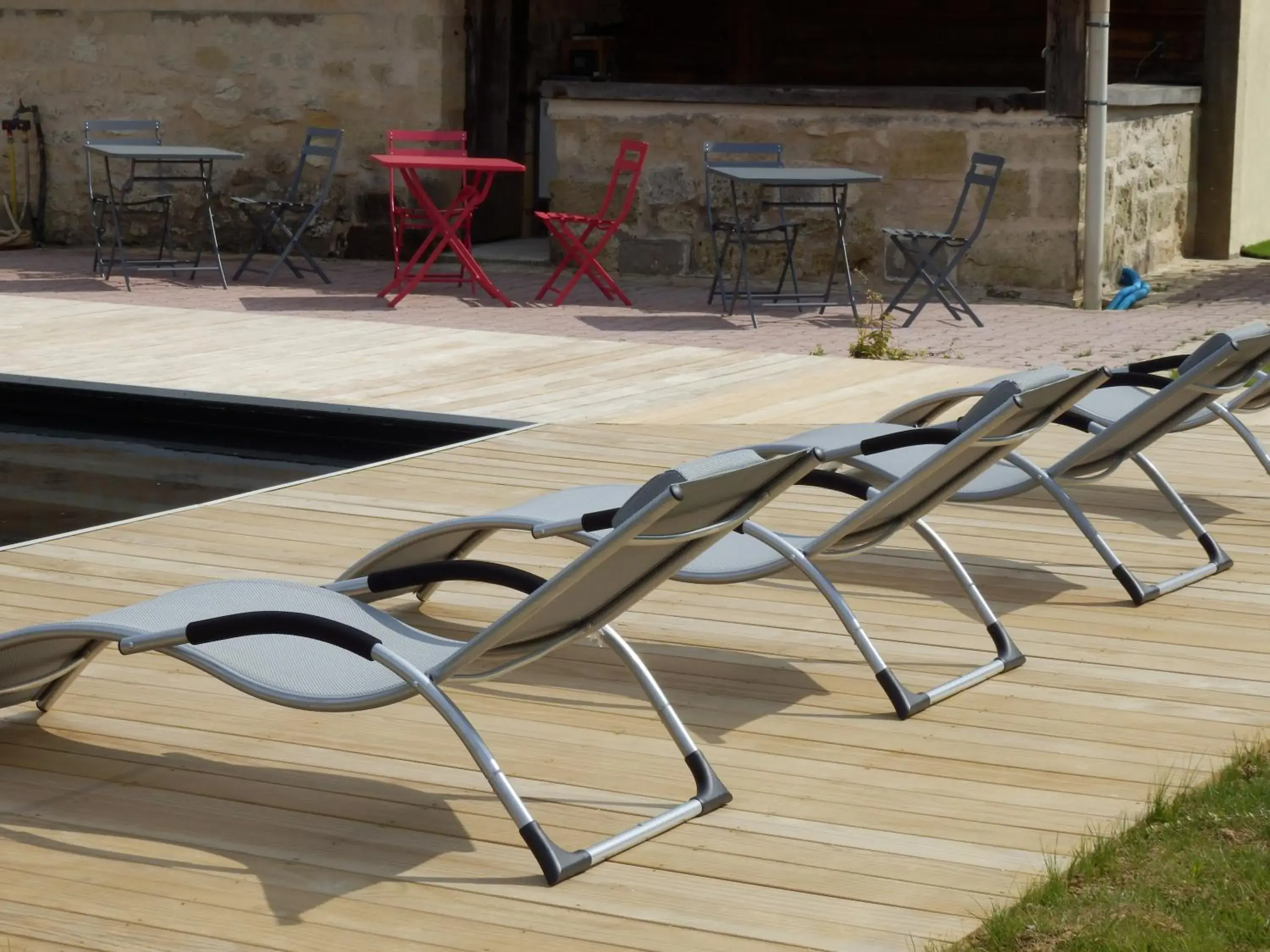 Swimming pool in Chateau La Mothe du Barry Swimming pool in Chateau La Mothe du Barry