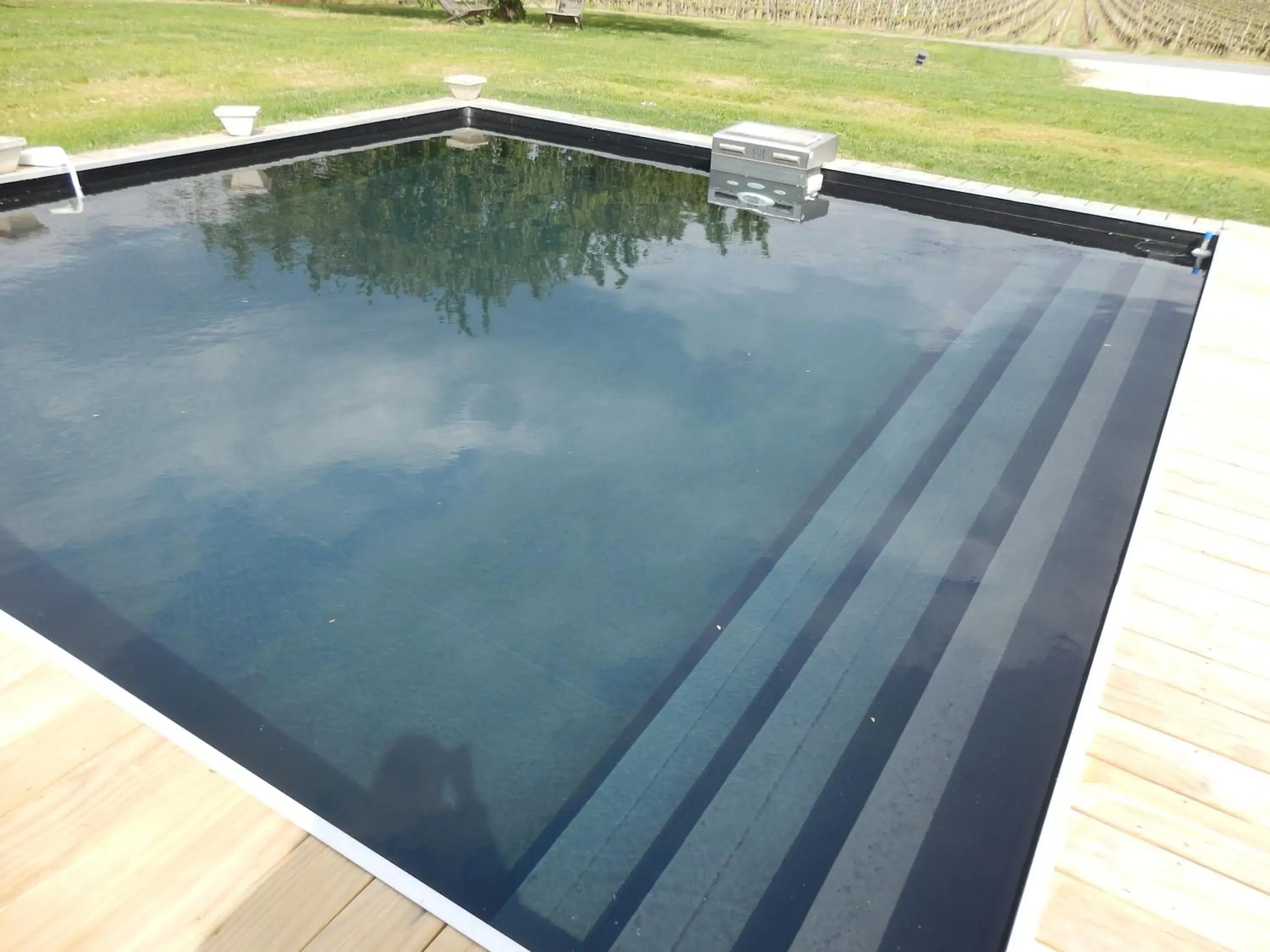 Swimming pool in Chateau La Mothe du Barry Swimming pool in Chateau La Mothe du Barry