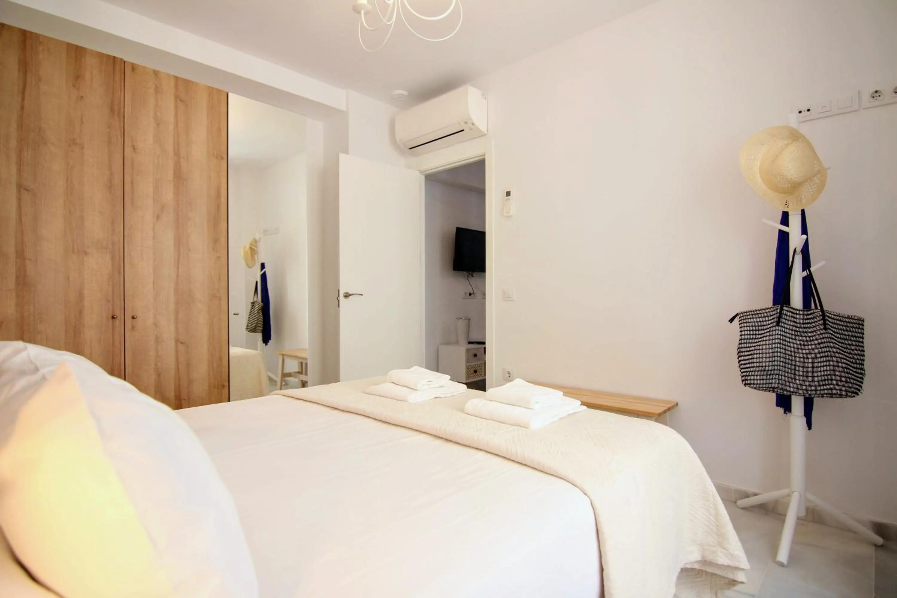 Bedroom, Bed in Apartamento GRACIA by Cadiz4Rentals