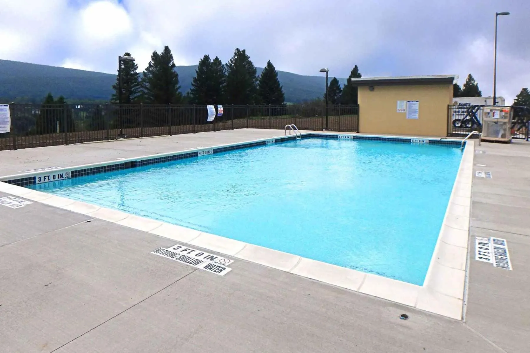Swimming pool in Wyndham Garden State College