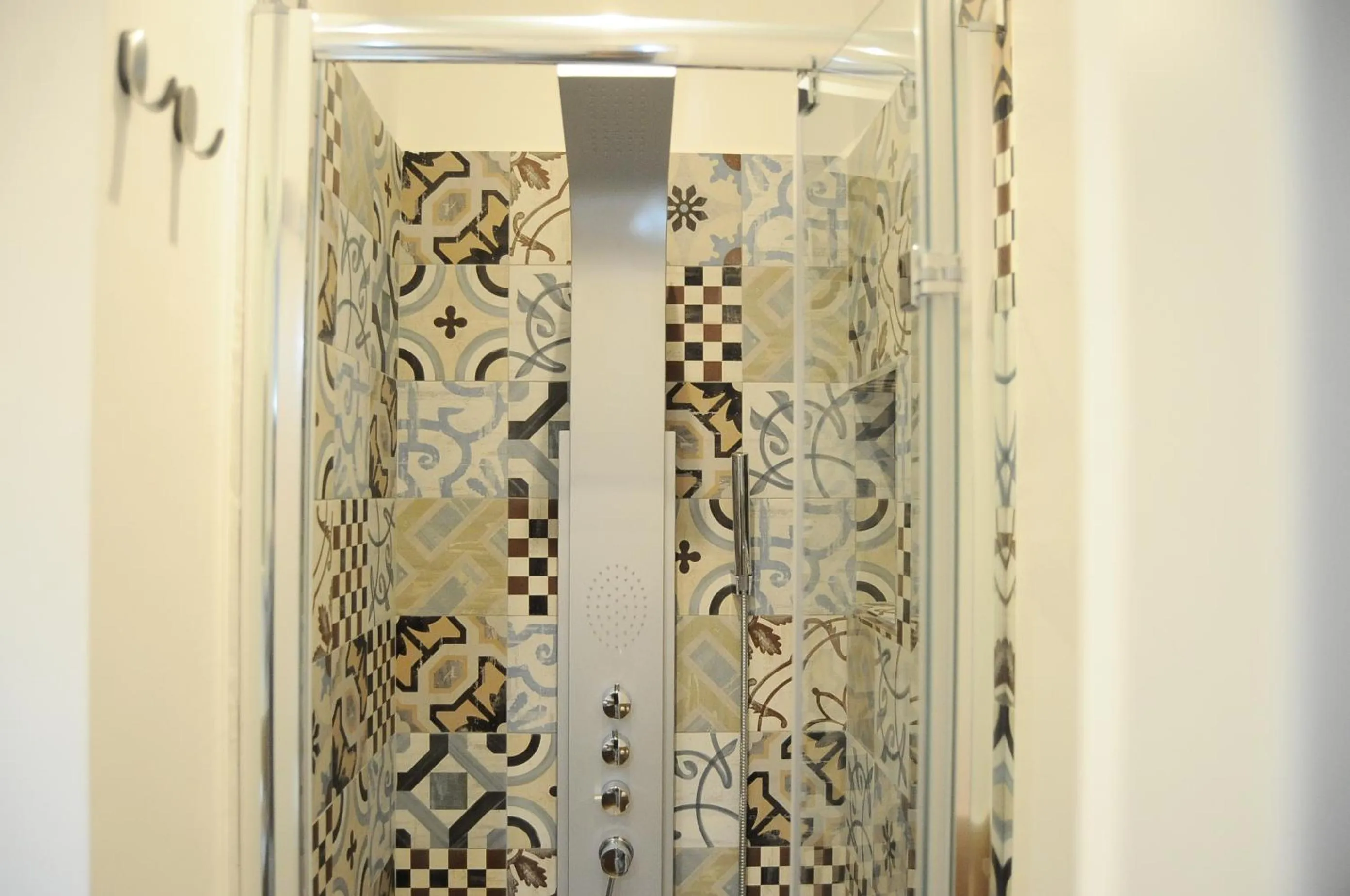 Shower in The Corner 180 Suite