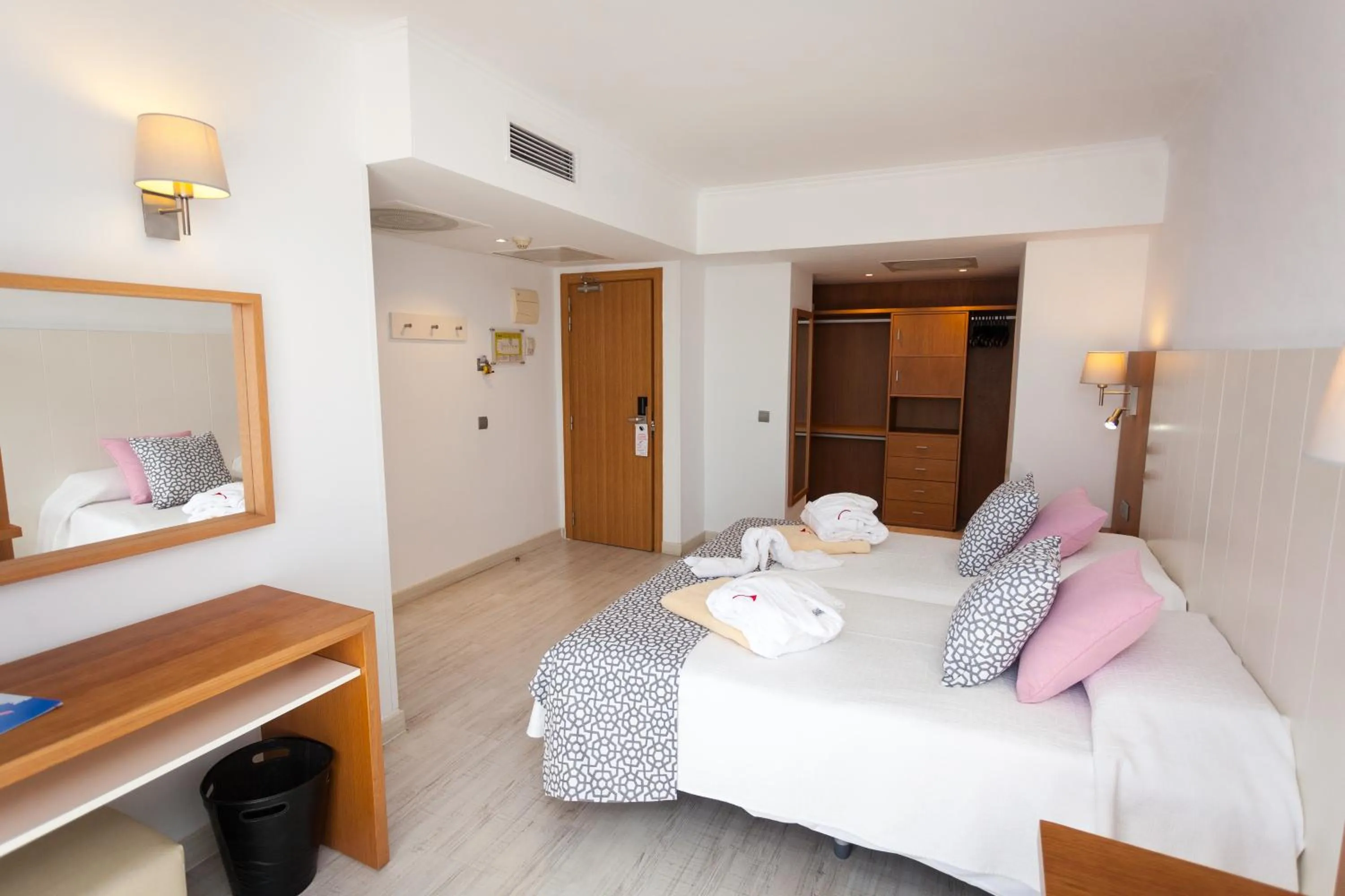 Photo of the whole room, Bed in Hotel Timor