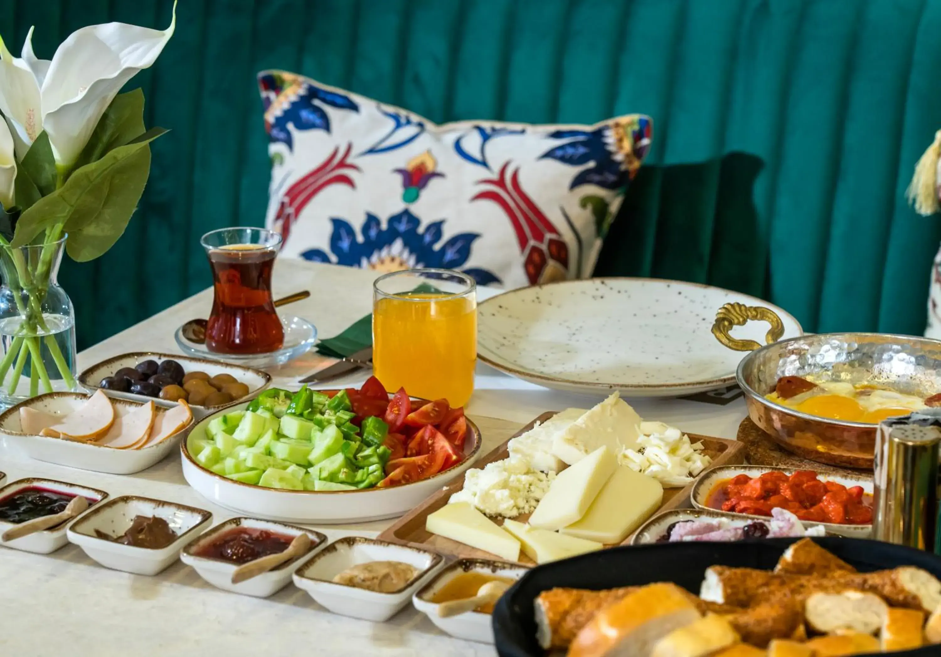 Breakfast in Royan Suites Breakfast in Royan Suites