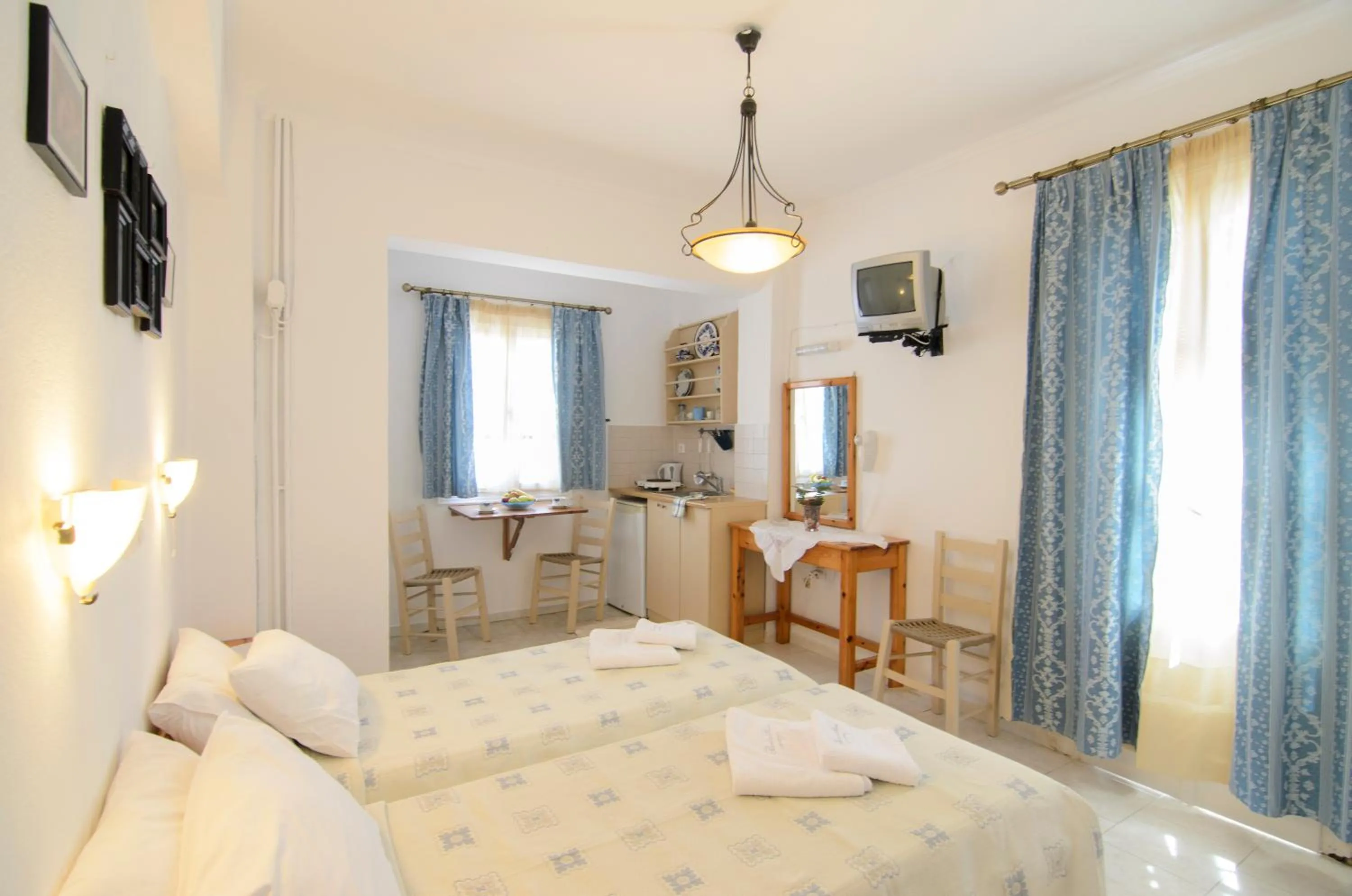 Photo of the whole room, Bed in Pension Hlias - Chora Amorgos