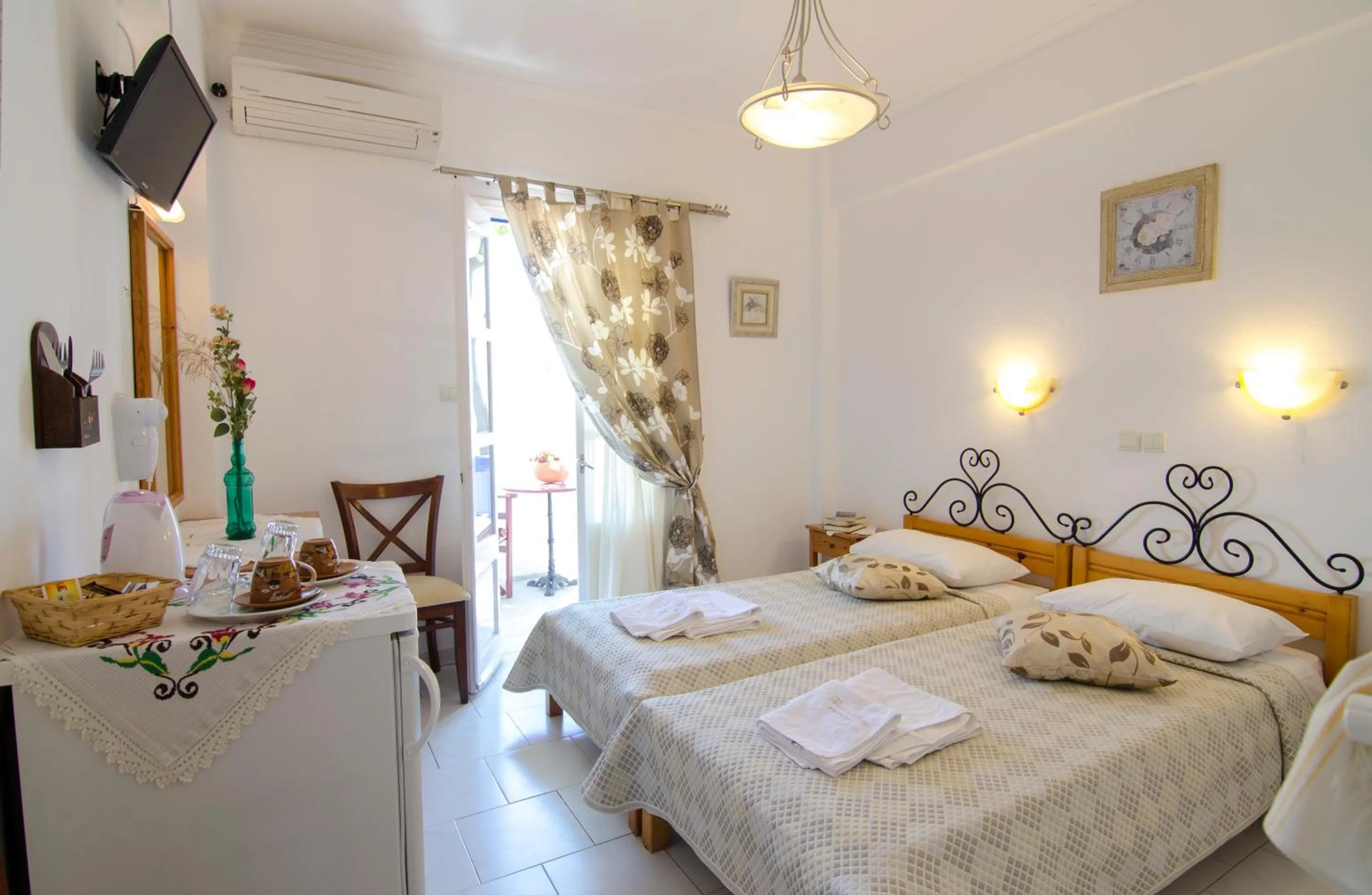 Photo of the whole room, Bed in Pension Hlias - Chora Amorgos