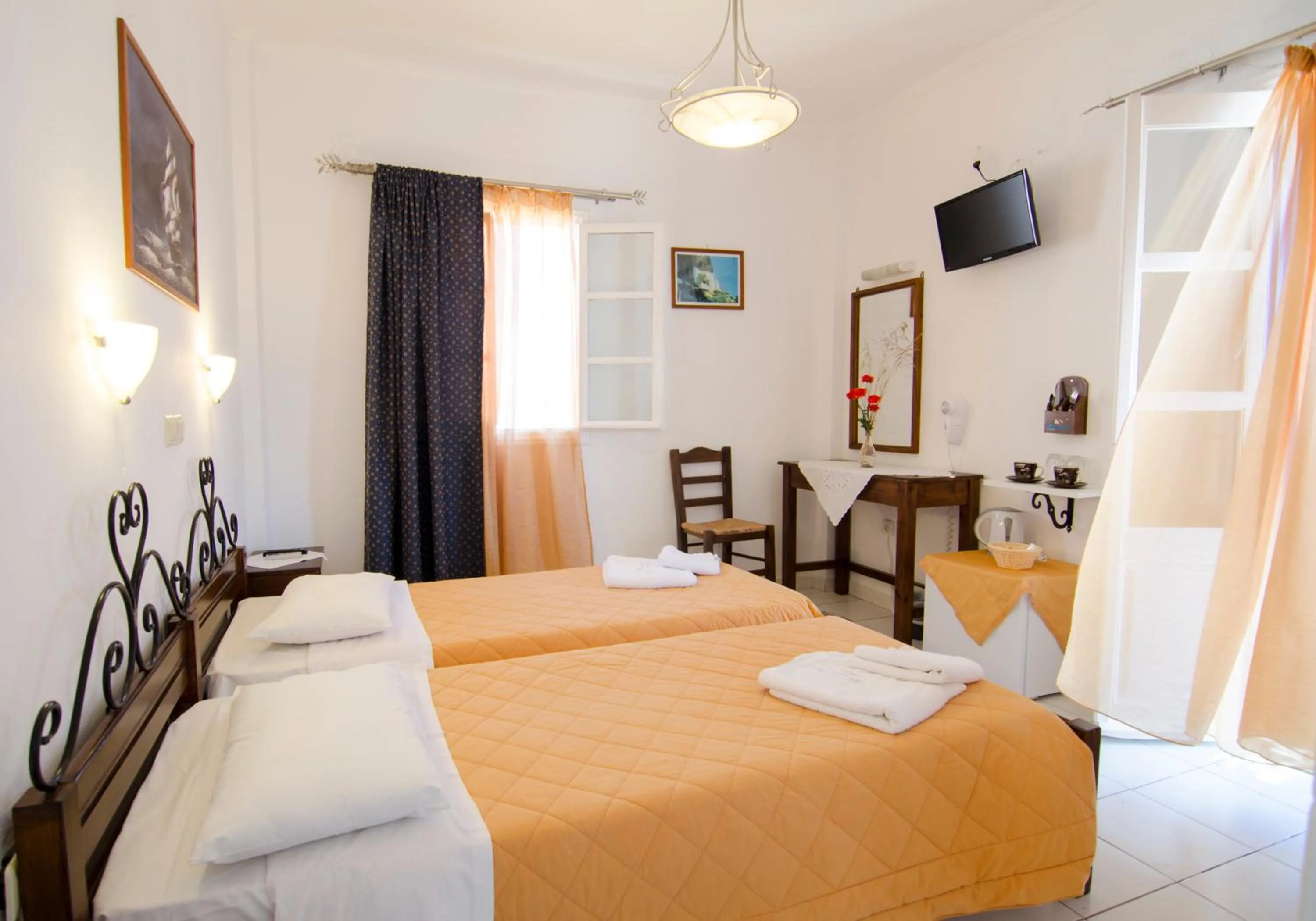 Photo of the whole room, Bed in Pension Hlias - Chora Amorgos