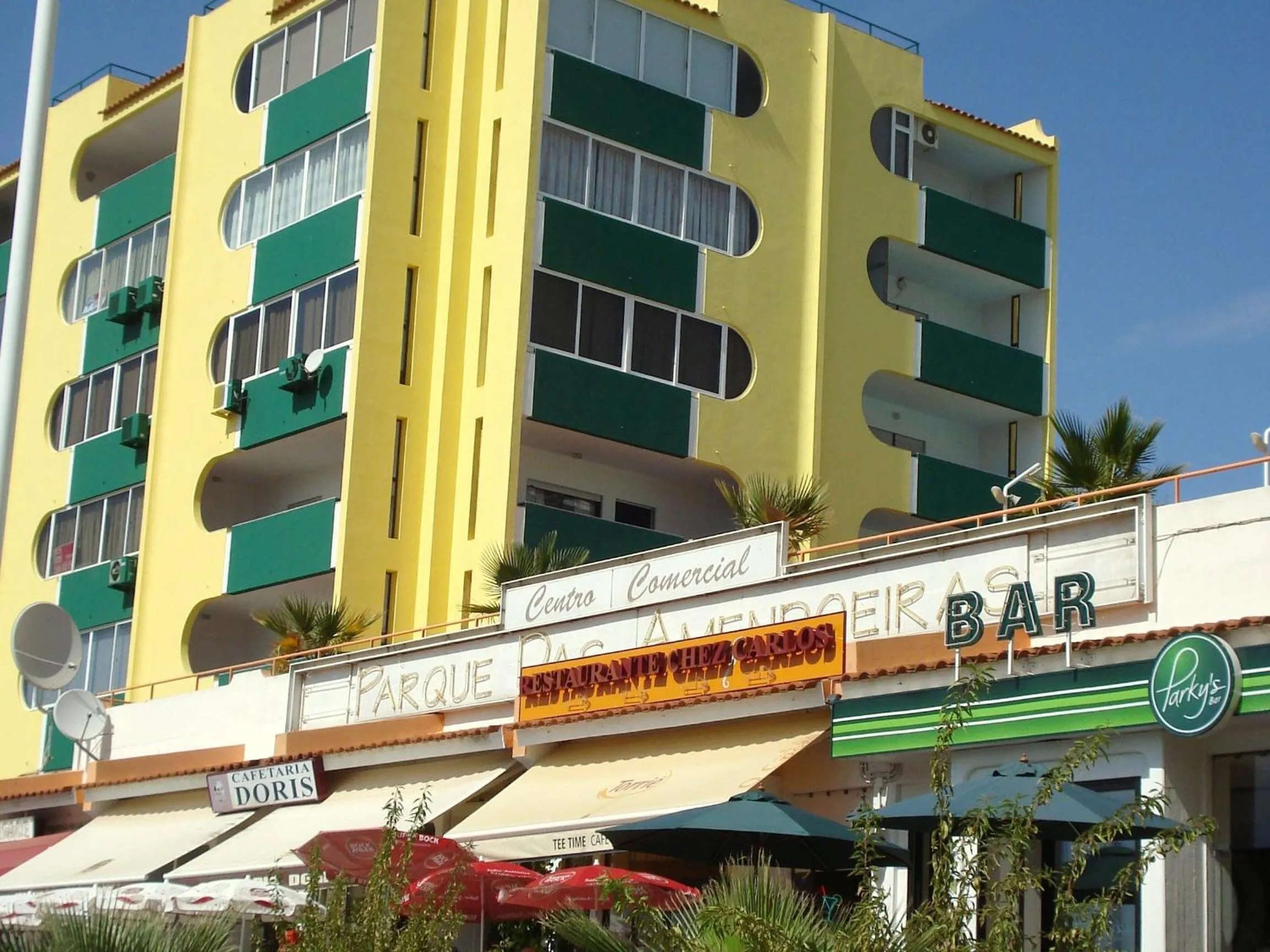 Facade/entrance in Parque das Amendoeiras