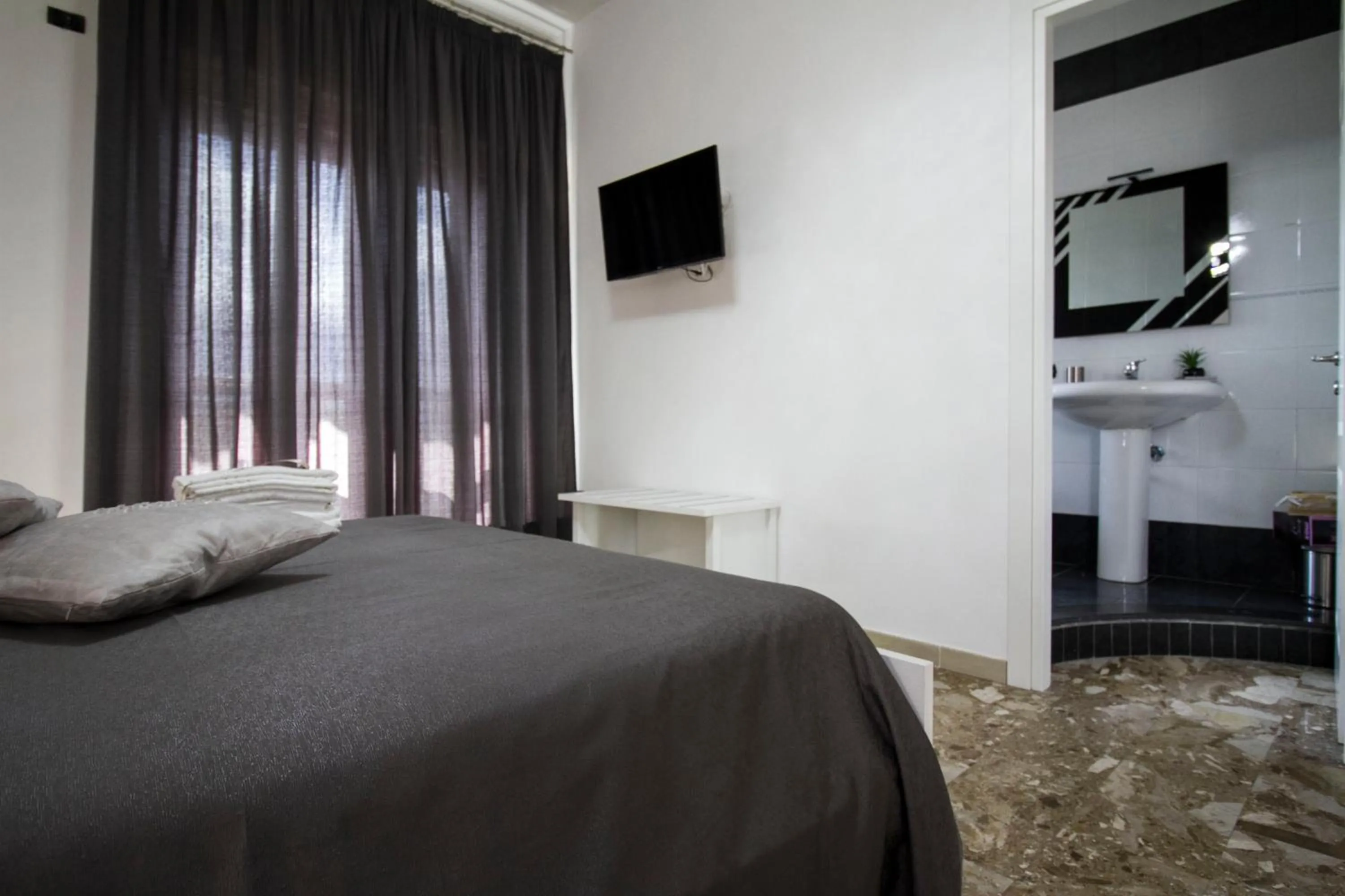 Photo of the whole room, Bed in B&B ARENA