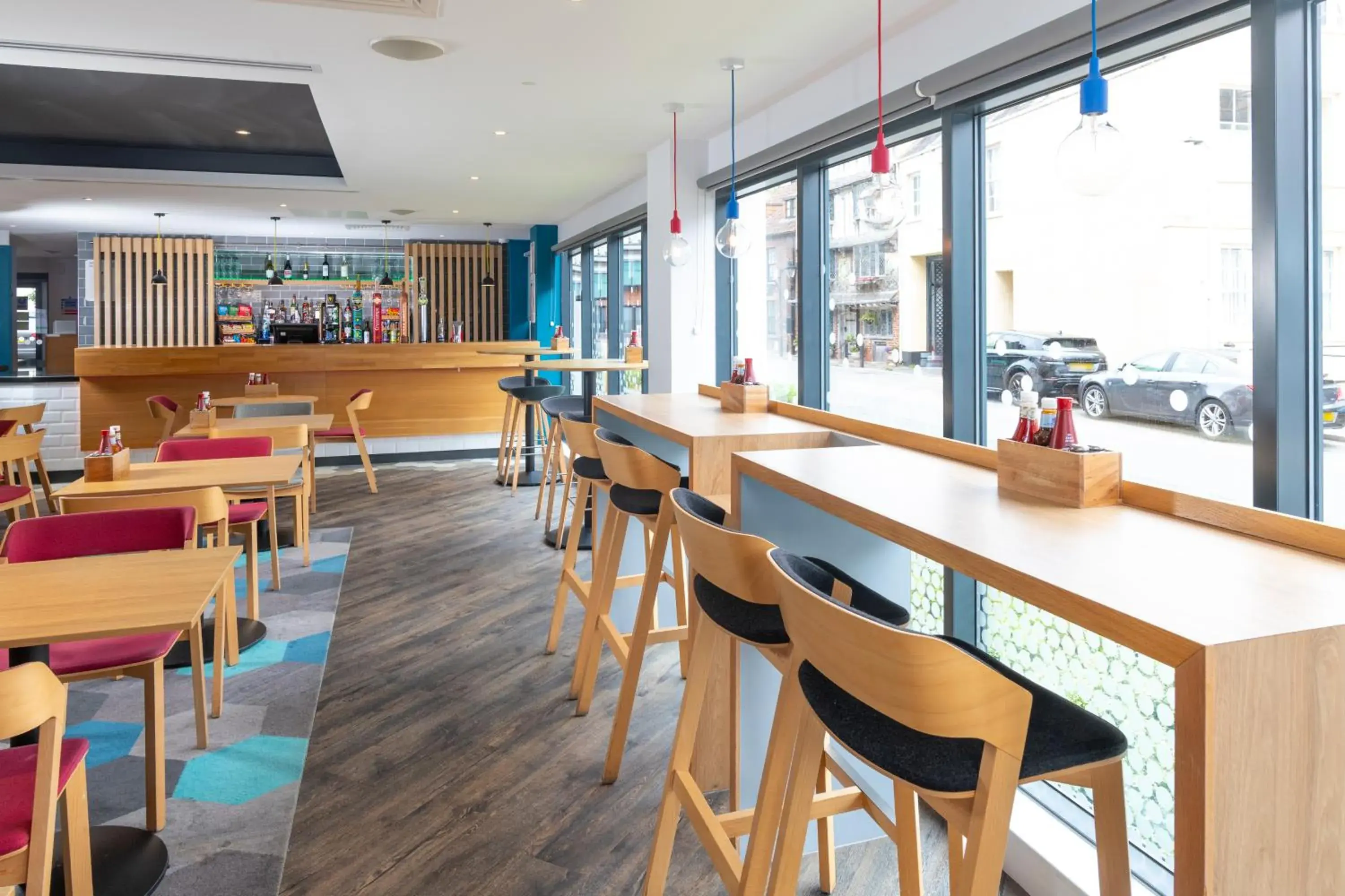 Lounge or bar in Holiday Inn Express - Exeter - City Centre by IHG Lounge or bar in Holiday Inn Express - Exeter - City Centre by IHG