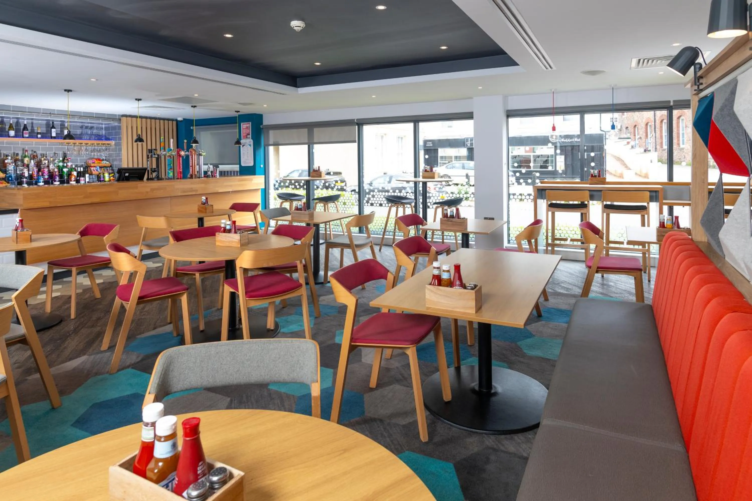 Lounge or bar in Holiday Inn Express - Exeter - City Centre by IHG