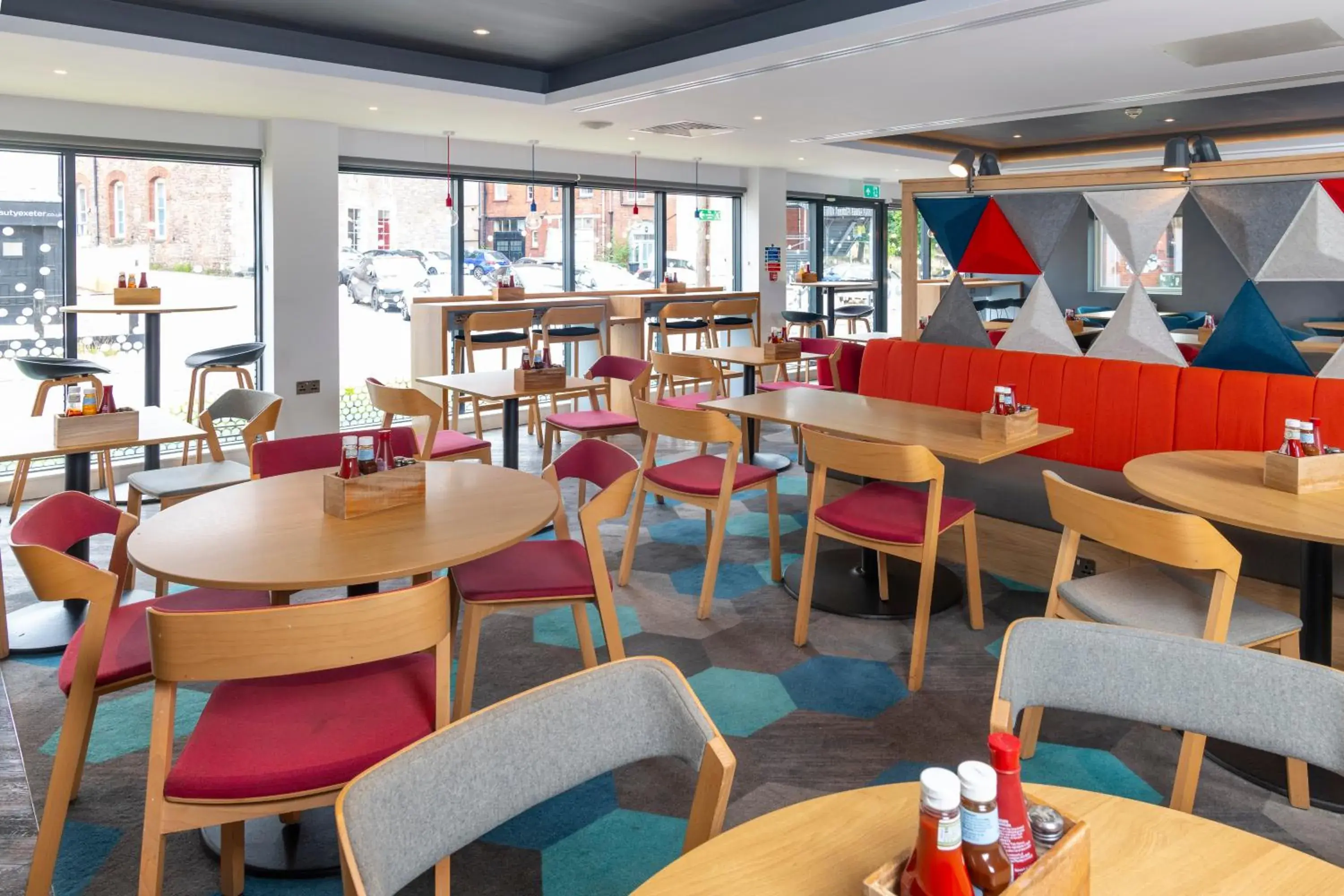 Lounge or bar in Holiday Inn Express - Exeter - City Centre by IHG Lounge or bar in Holiday Inn Express - Exeter - City Centre by IHG
