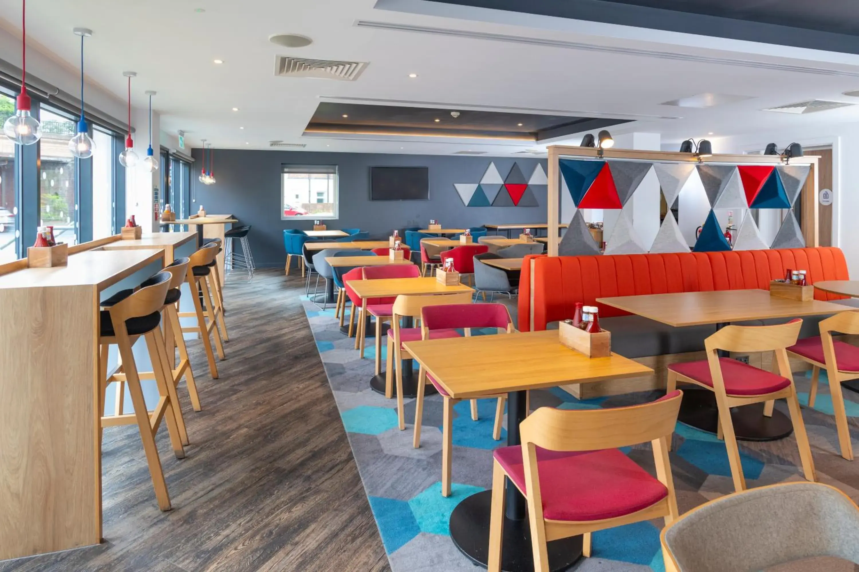 Lounge or bar in Holiday Inn Express - Exeter - City Centre by IHG Lounge or bar in Holiday Inn Express - Exeter - City Centre by IHG