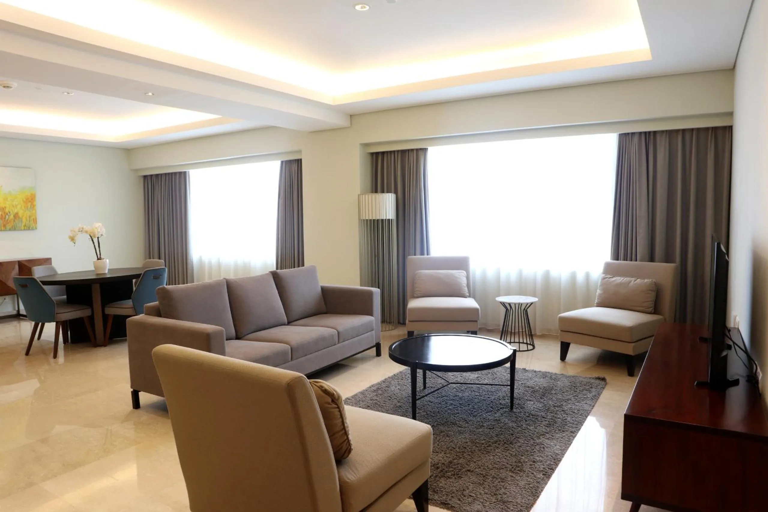 Living room in Holiday Inn & Suites Jakarta Gajah Mada by IHG