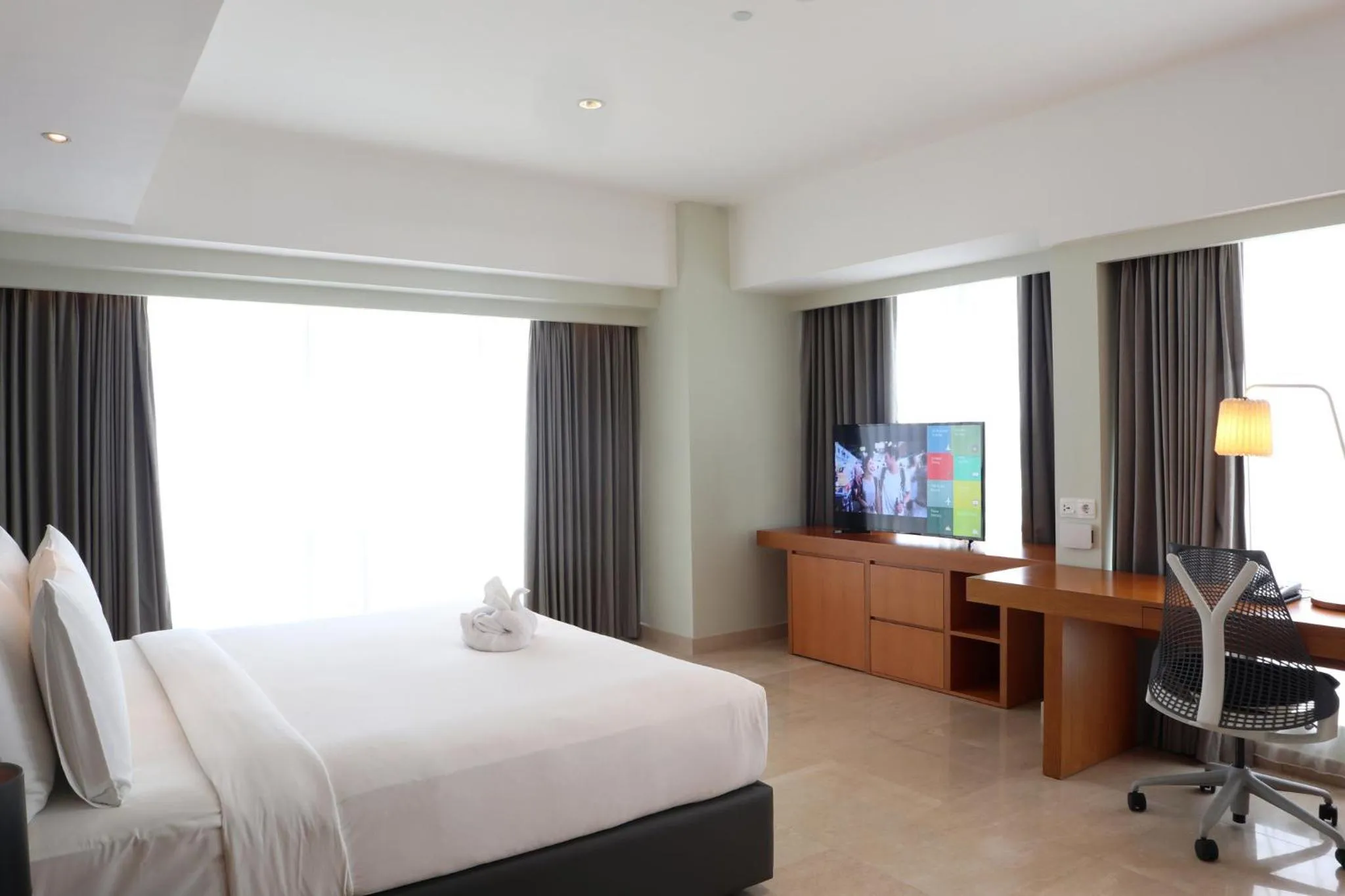 Photo of the whole room, Bed in Holiday Inn & Suites Jakarta Gajah Mada by IHG