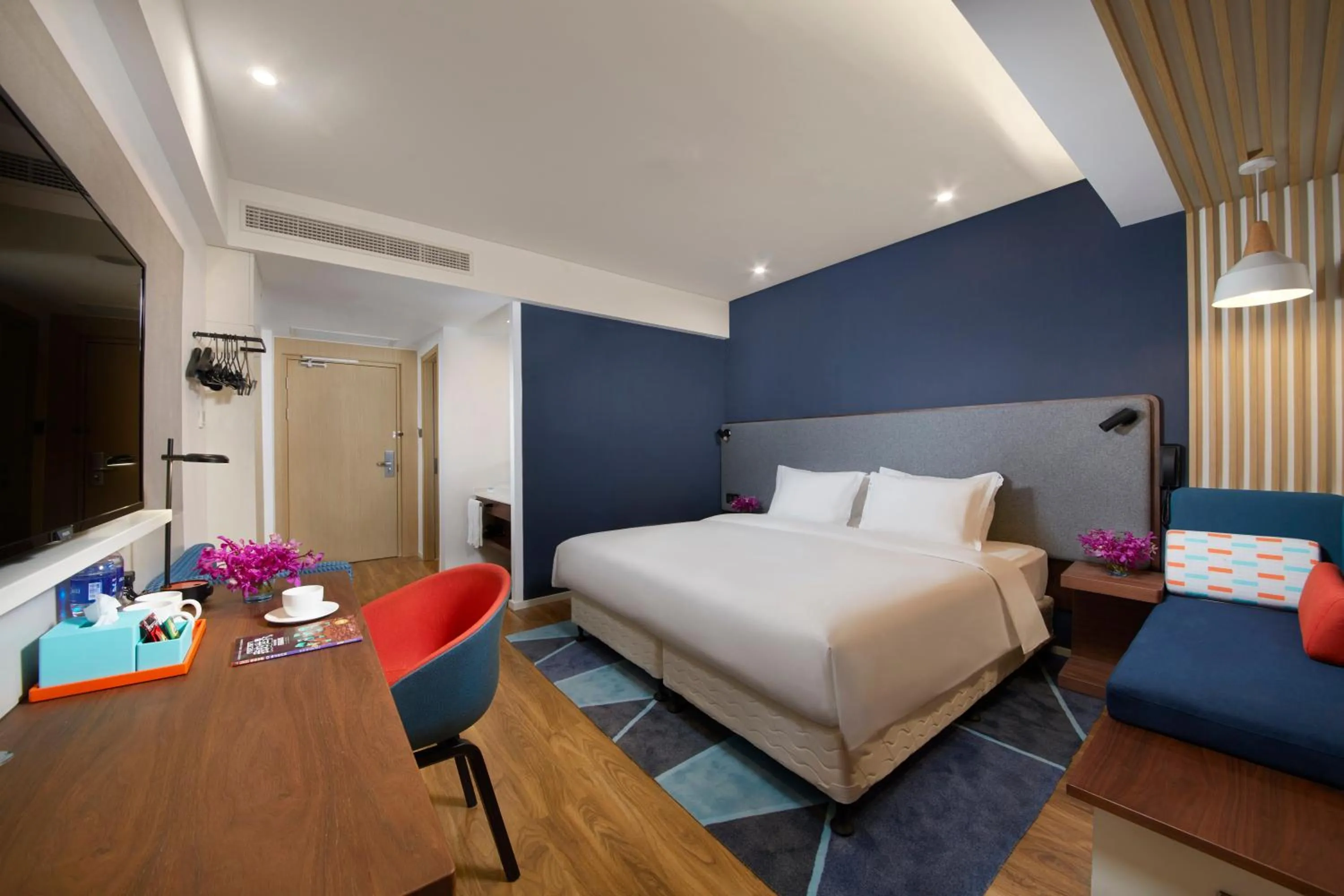 Photo of the whole room, Bed in Holiday Inn Express Zhangjiagang East by IHG