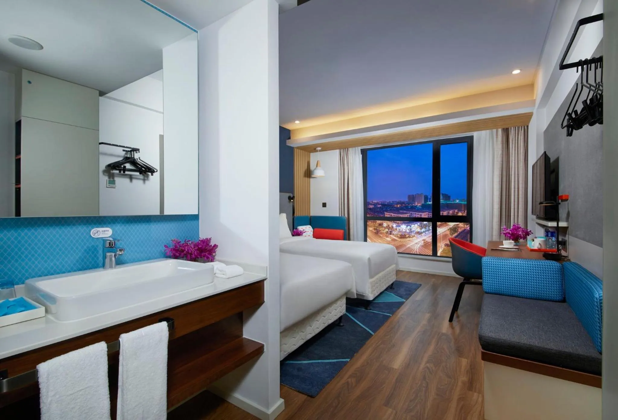 Photo of the whole room, Bed in Holiday Inn Express Zhangjiagang East by IHG