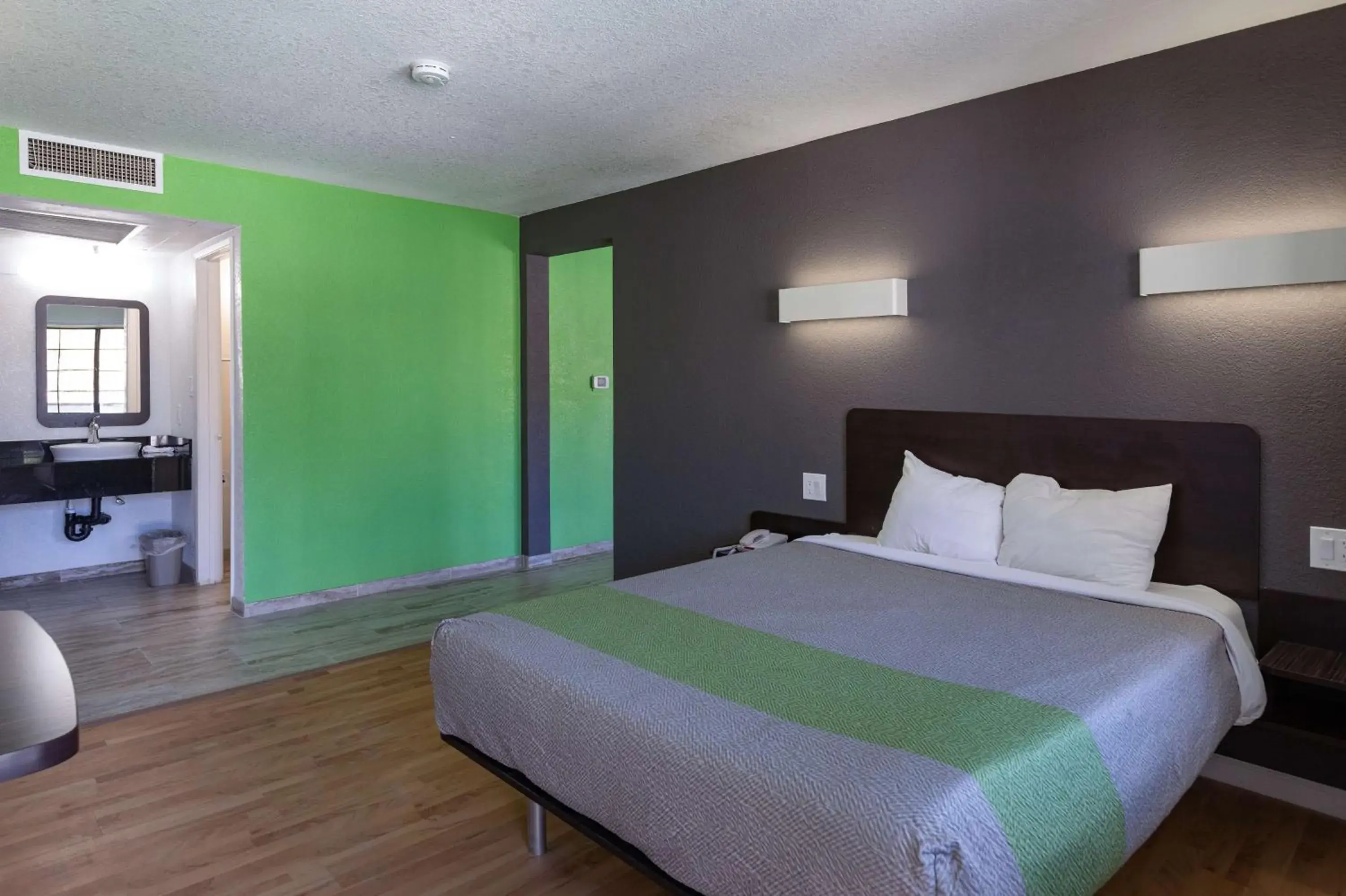 Photo of the whole room, Bed in Studio 6-Barstow, CA Photo of the whole room, Bed in Studio 6-Barstow, CA