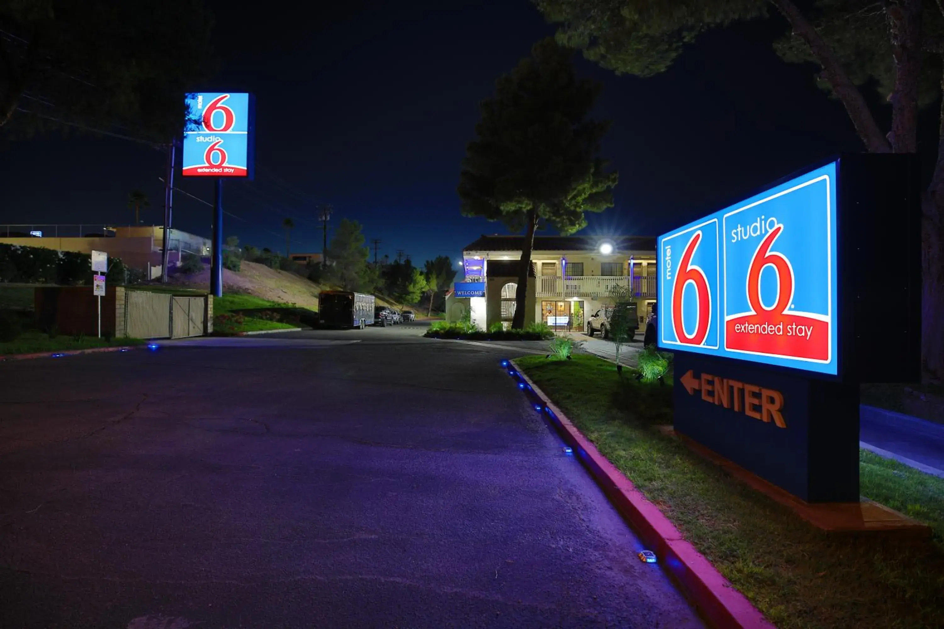 Facade/entrance in Studio 6-Barstow, CA Facade/entrance in Studio 6-Barstow, CA