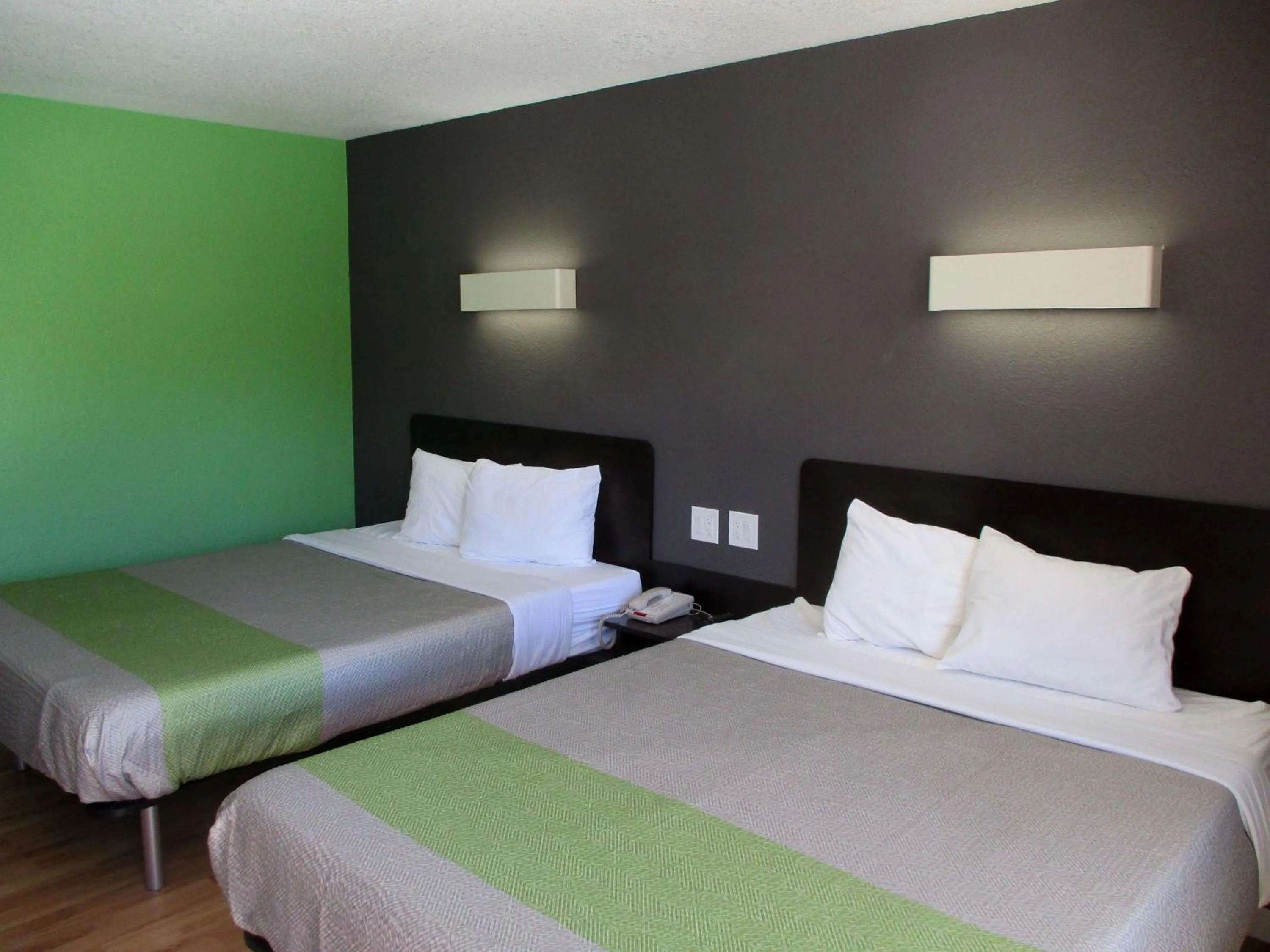 Photo of the whole room, Bed in Studio 6-Barstow, CA